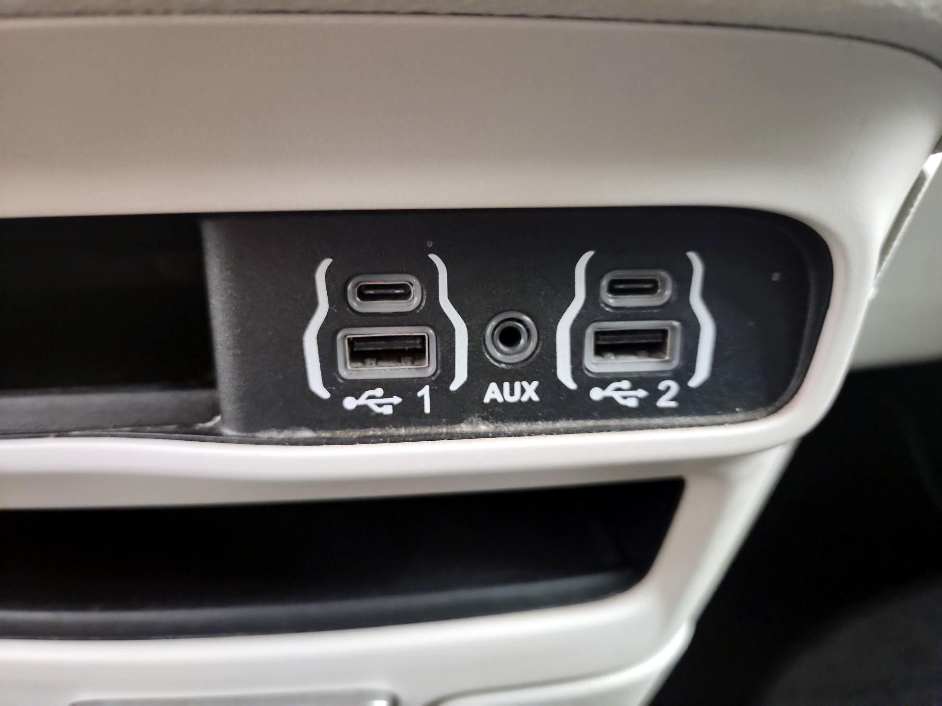 Thumbnail: 2021 Chrysler Pacifica - 18