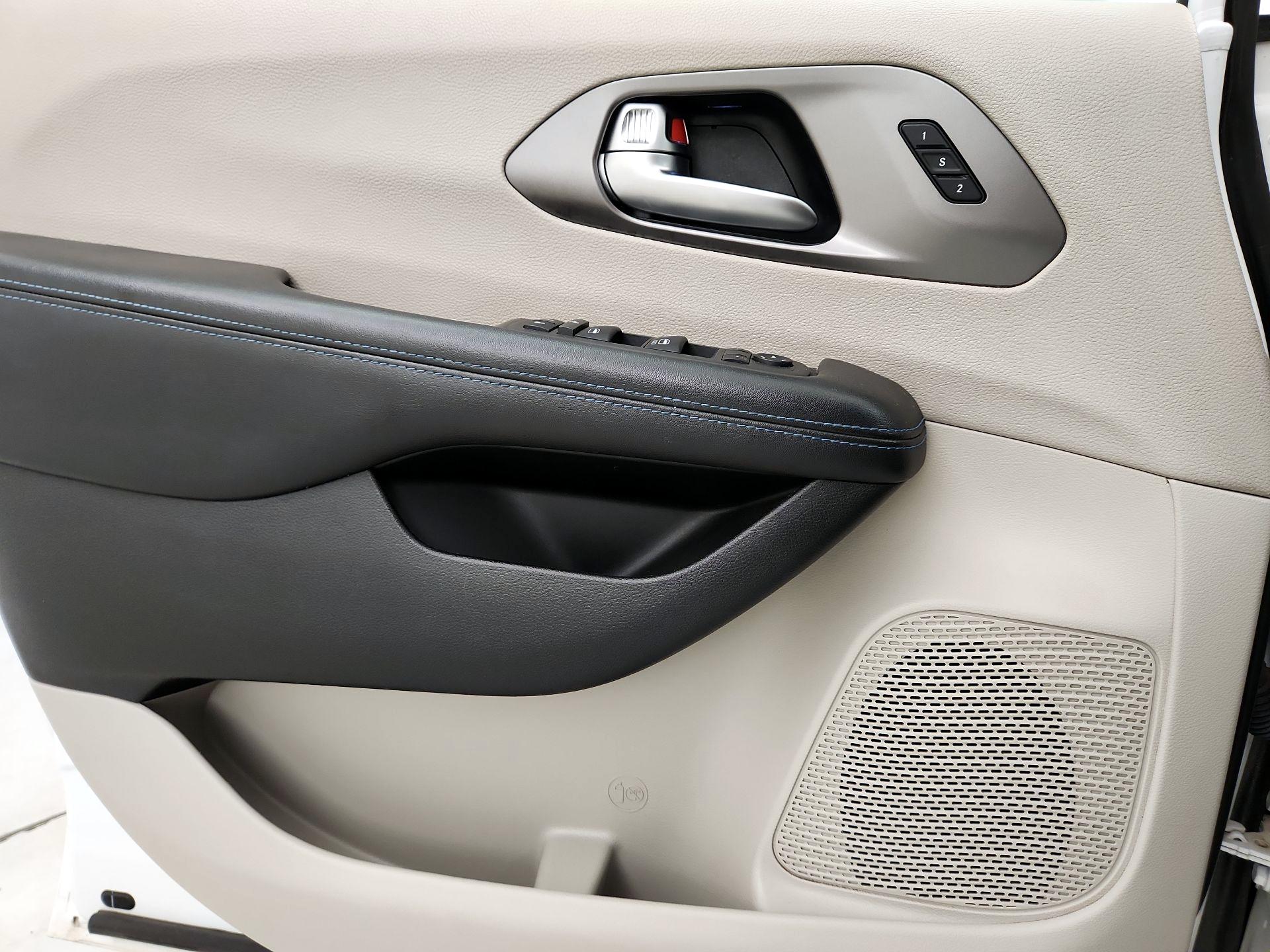 Thumbnail: 2021 Chrysler Pacifica - 12