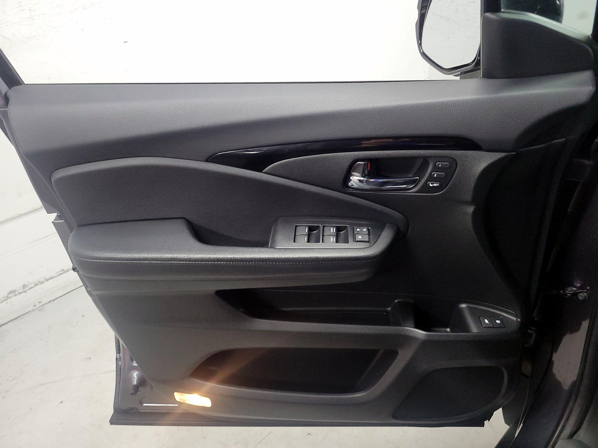 Thumbnail: 2017 Honda Pilot - 12