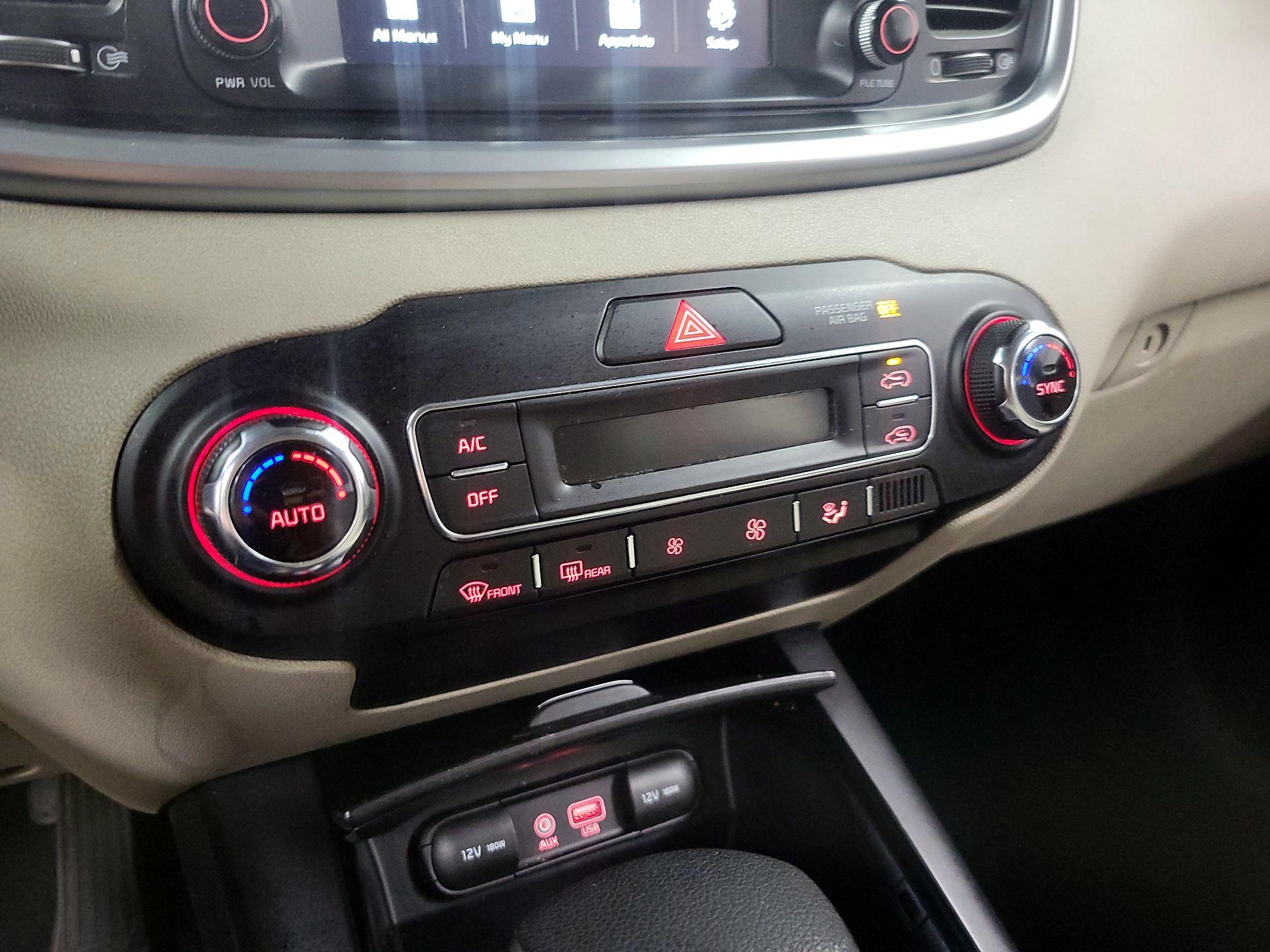 Thumbnail: 2019 Kia Sorento - 16
