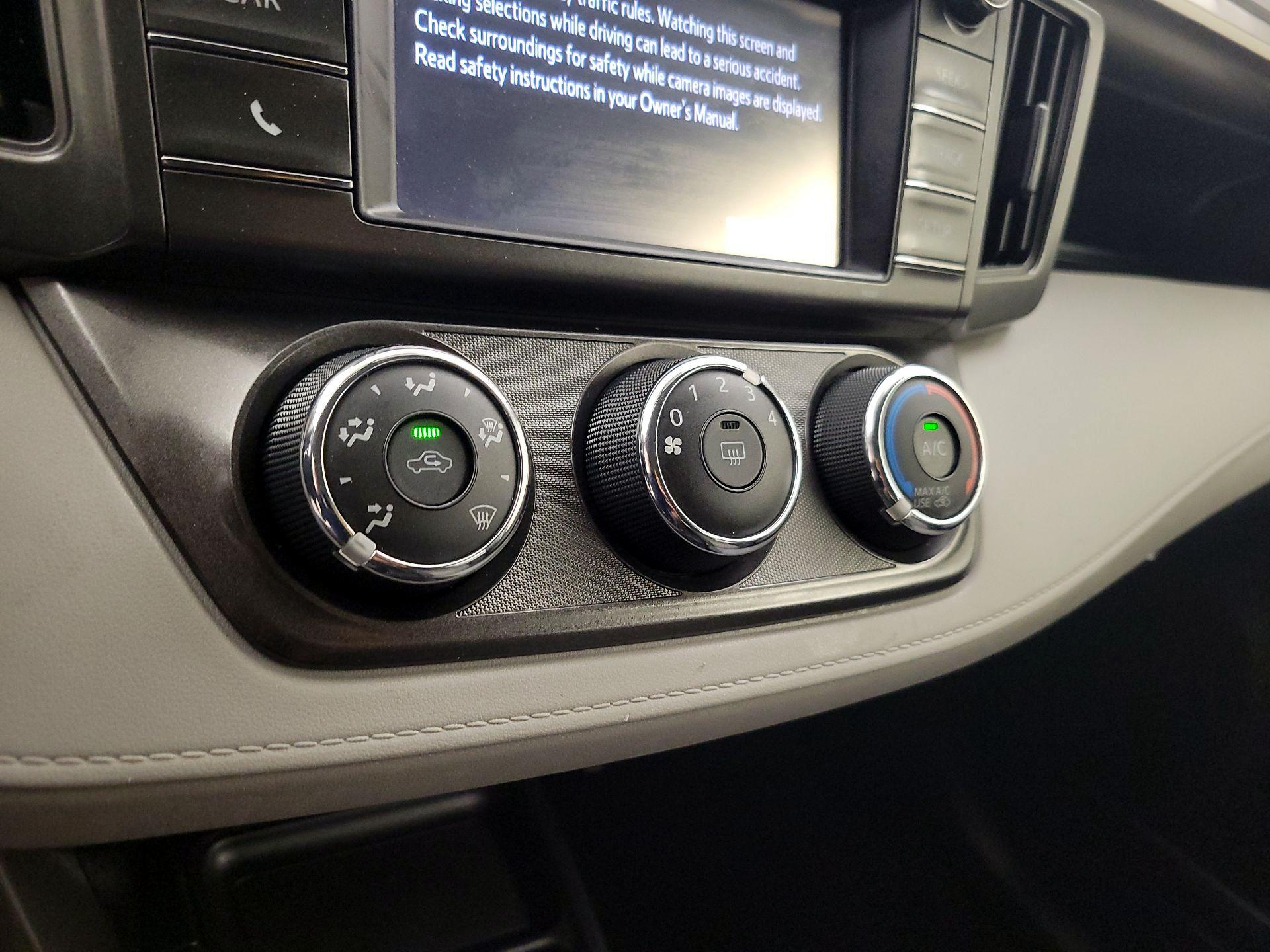 Thumbnail: 2015 Toyota RAV4 - 16