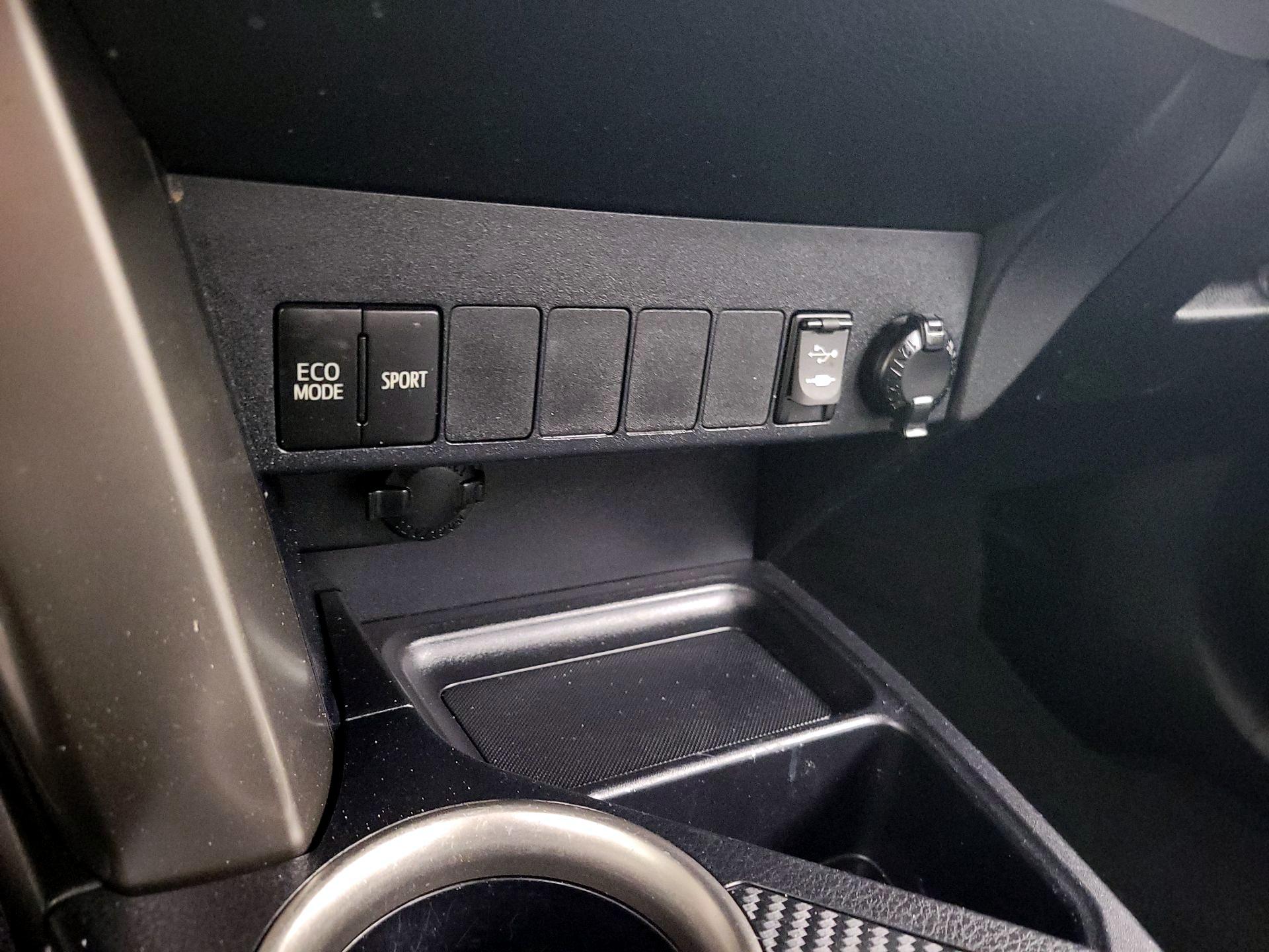 Thumbnail: 2015 Toyota RAV4 - 18