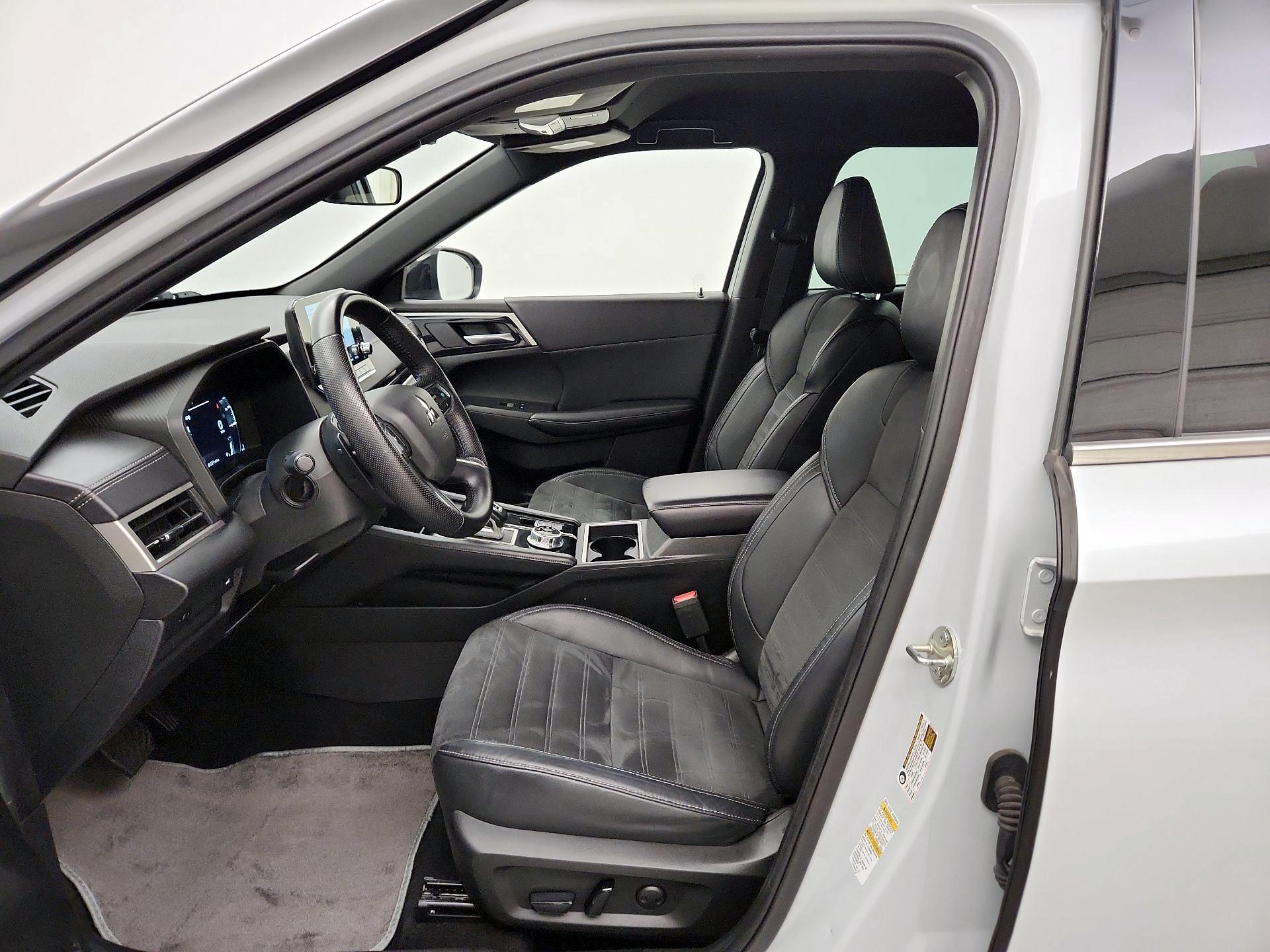 Thumbnail: 2023 Mitsubishi Outlander - 11