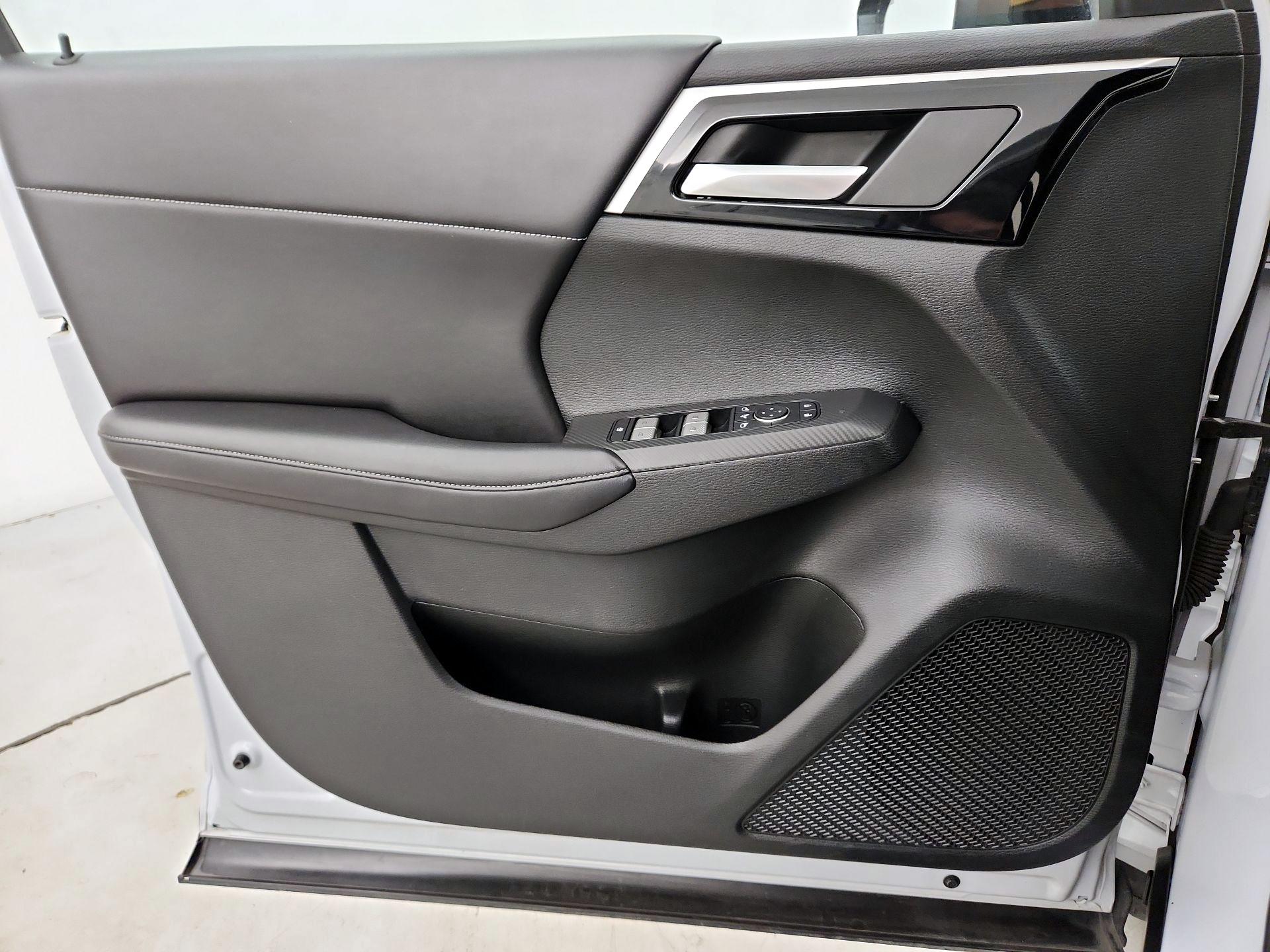 Thumbnail: 2023 Mitsubishi Outlander - 12
