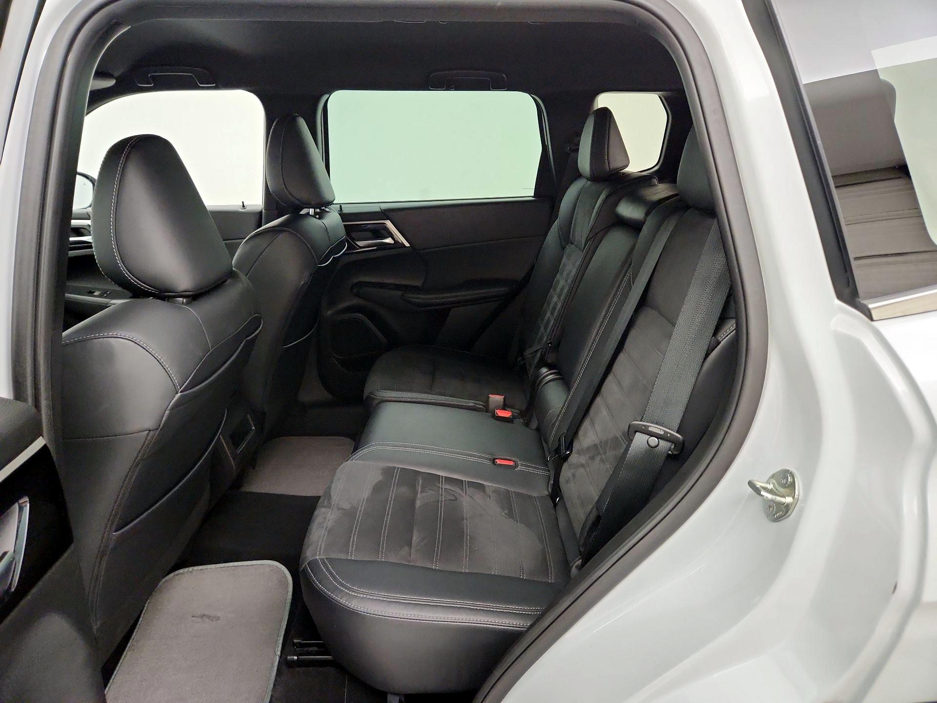 Thumbnail: 2023 Mitsubishi Outlander - 20