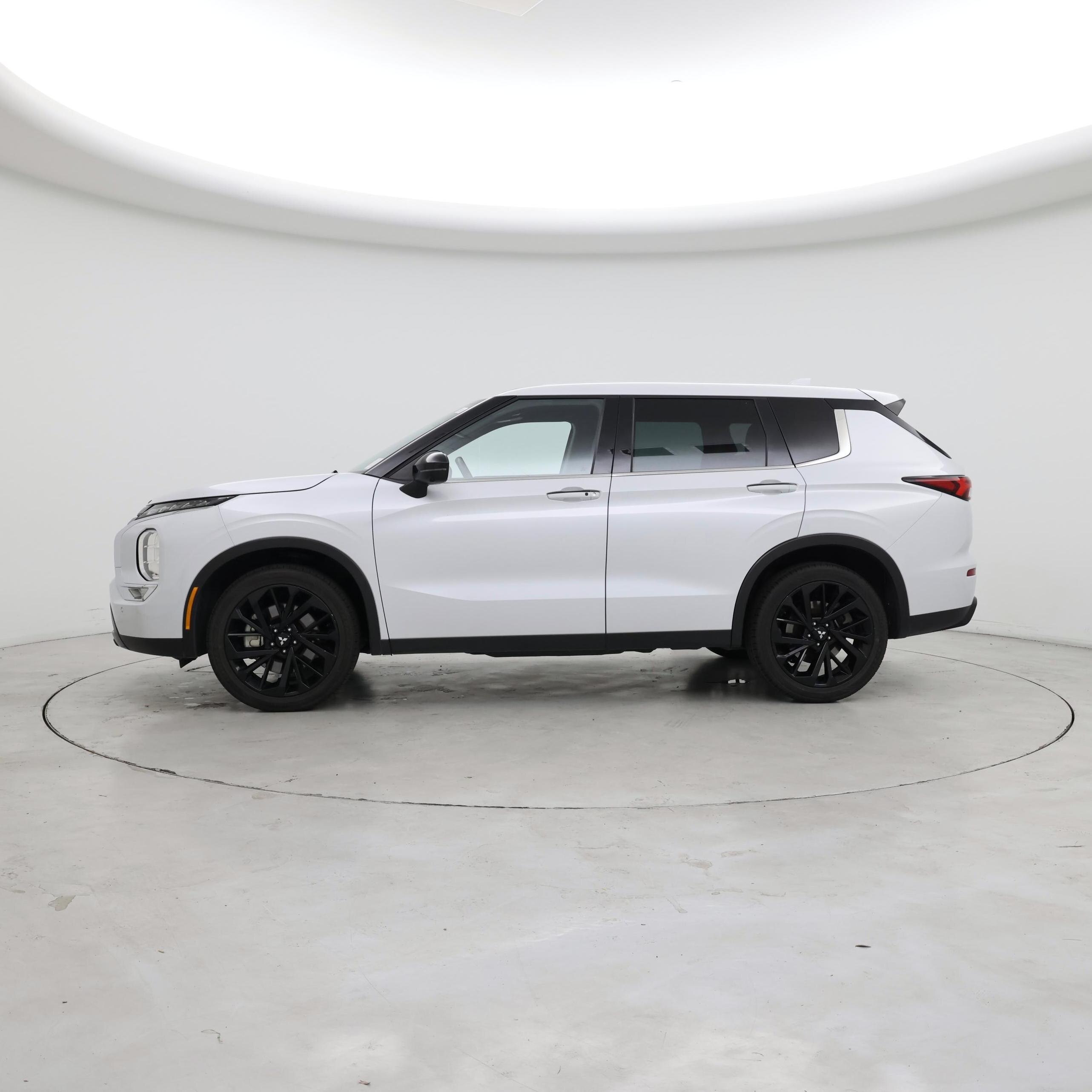 Thumbnail: 2023 Mitsubishi Outlander - 3
