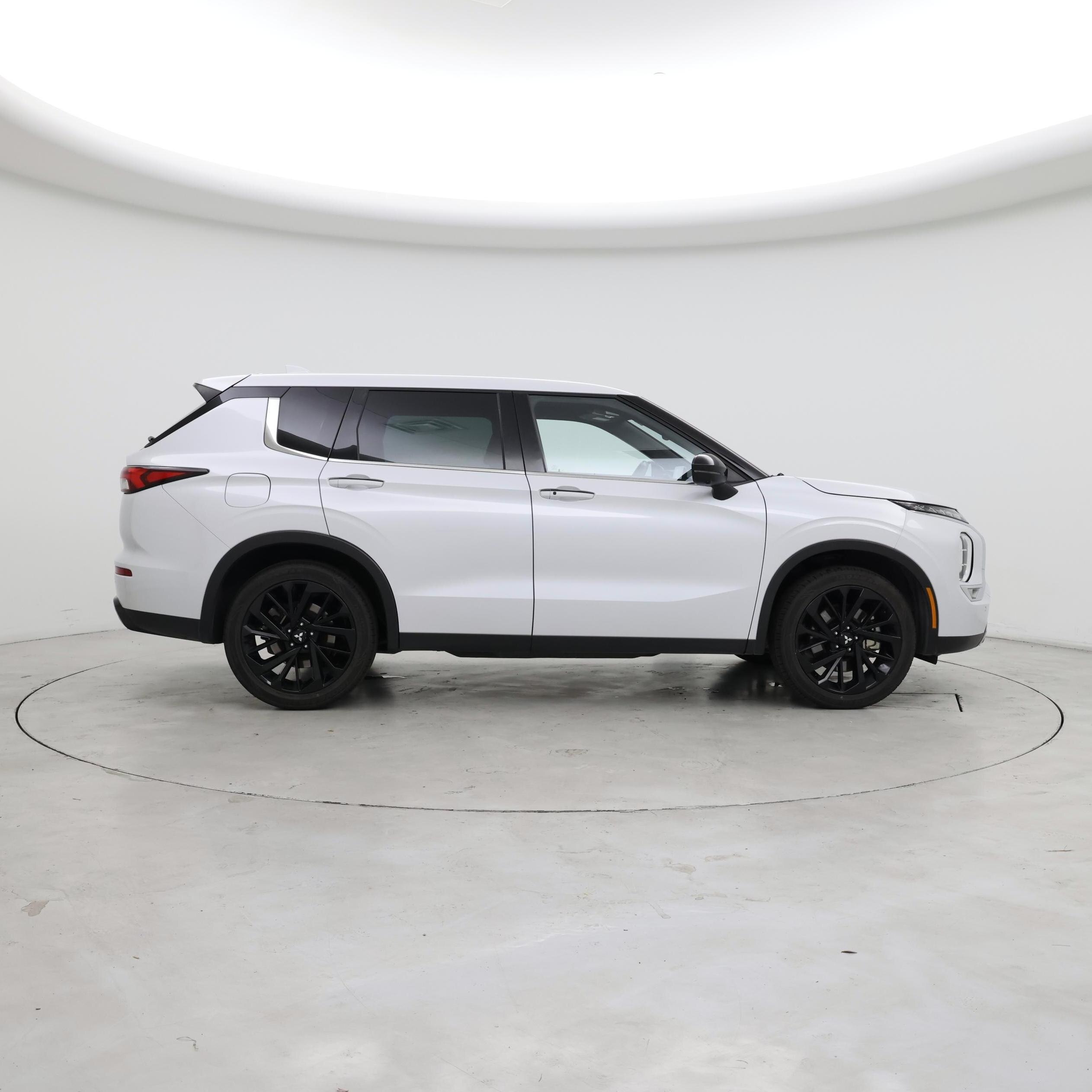 Thumbnail: 2023 Mitsubishi Outlander - 7
