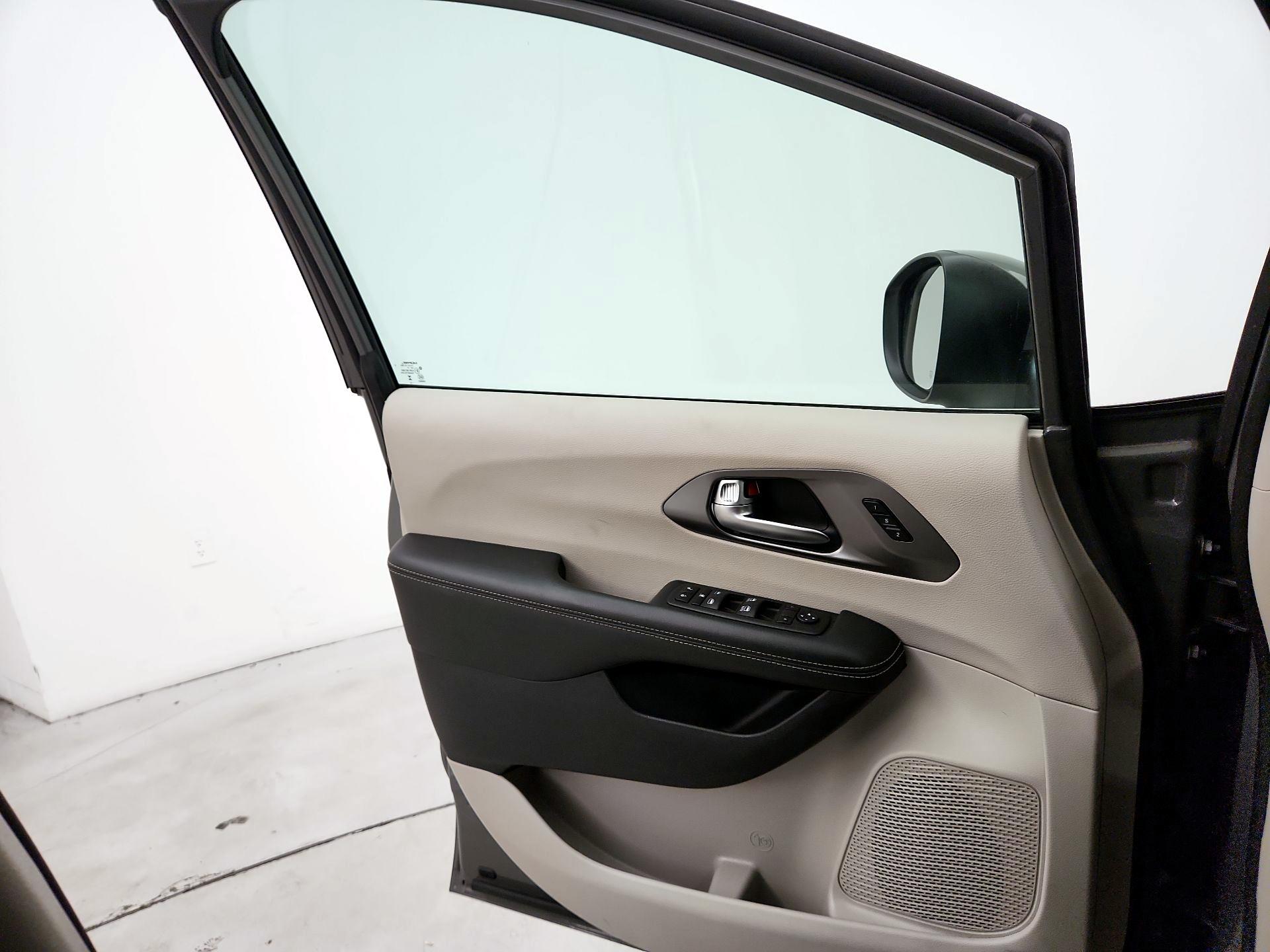 Thumbnail: 2023 Chrysler Pacifica - 12