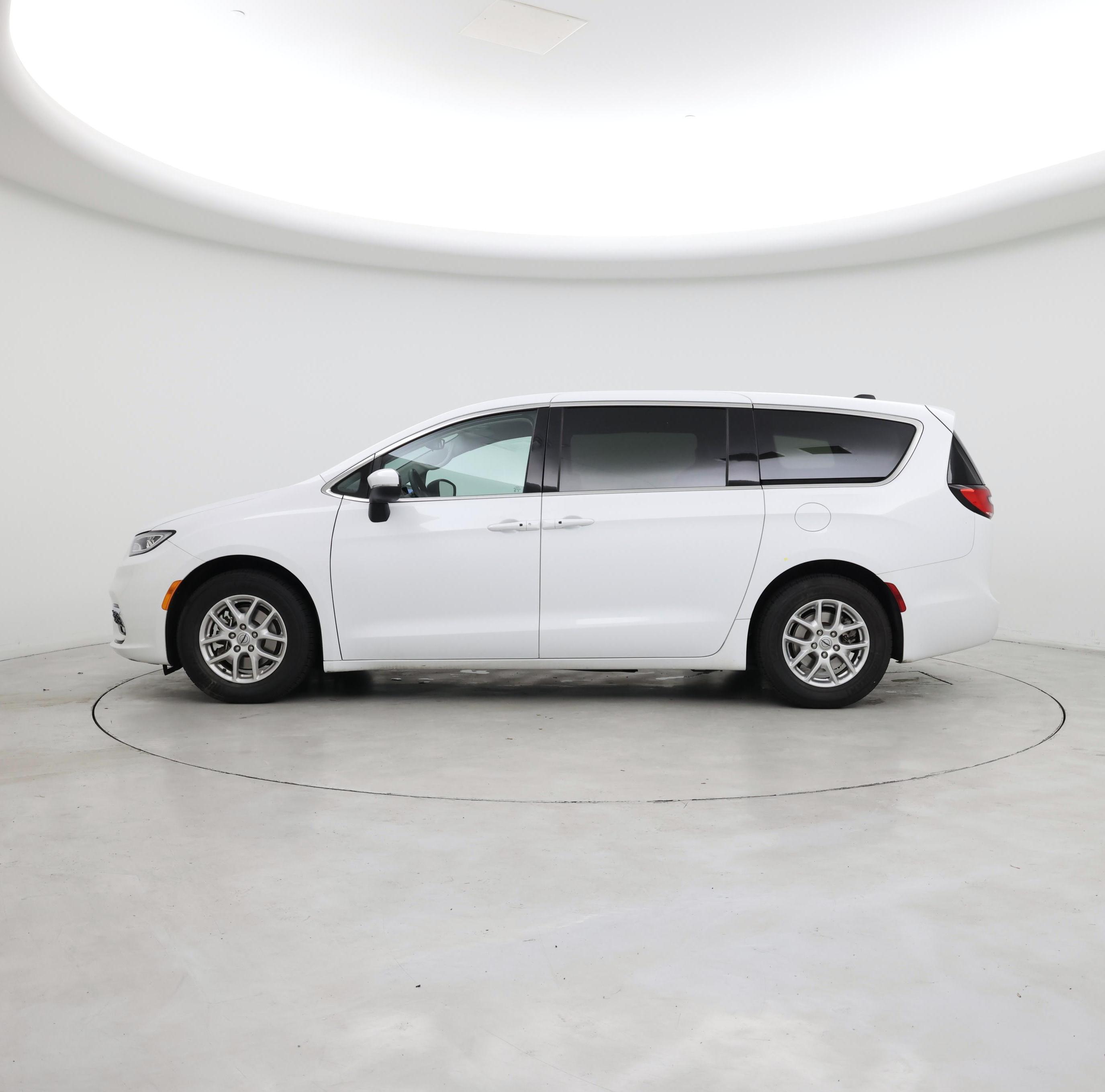 Thumbnail: 2023 Chrysler Pacifica - 3