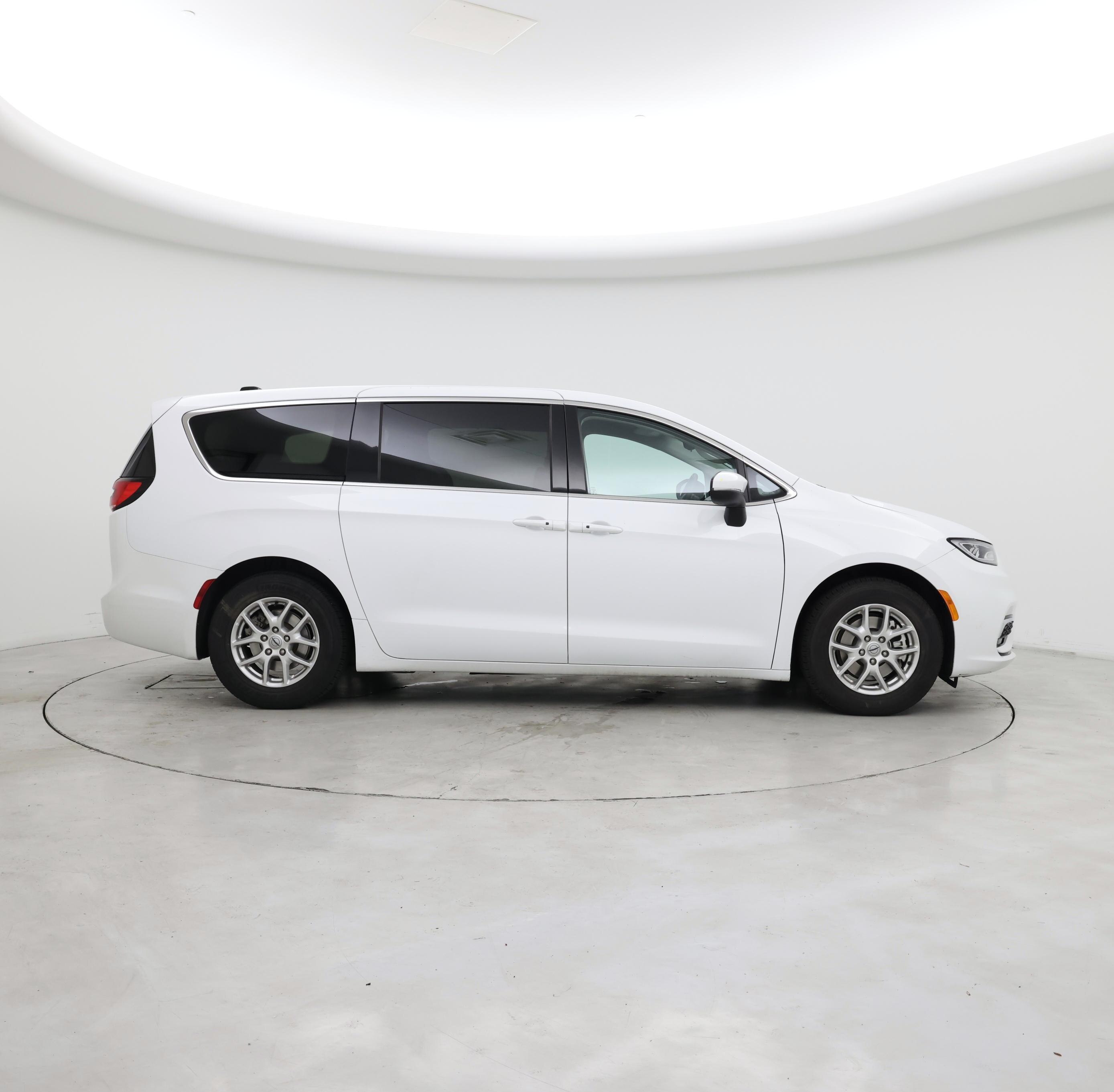 Thumbnail: 2023 Chrysler Pacifica - 7