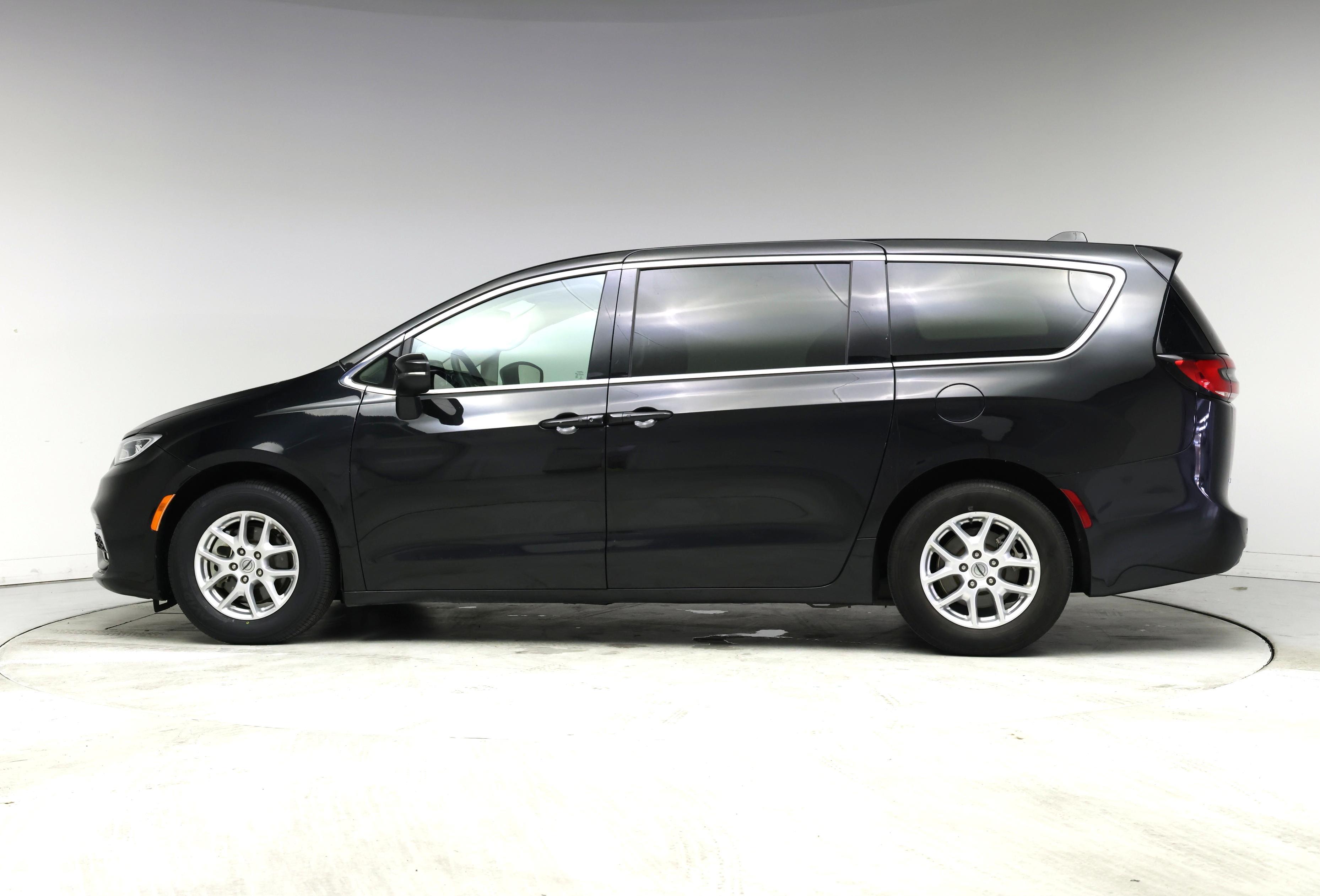 Thumbnail: 2023 Chrysler Pacifica - 3