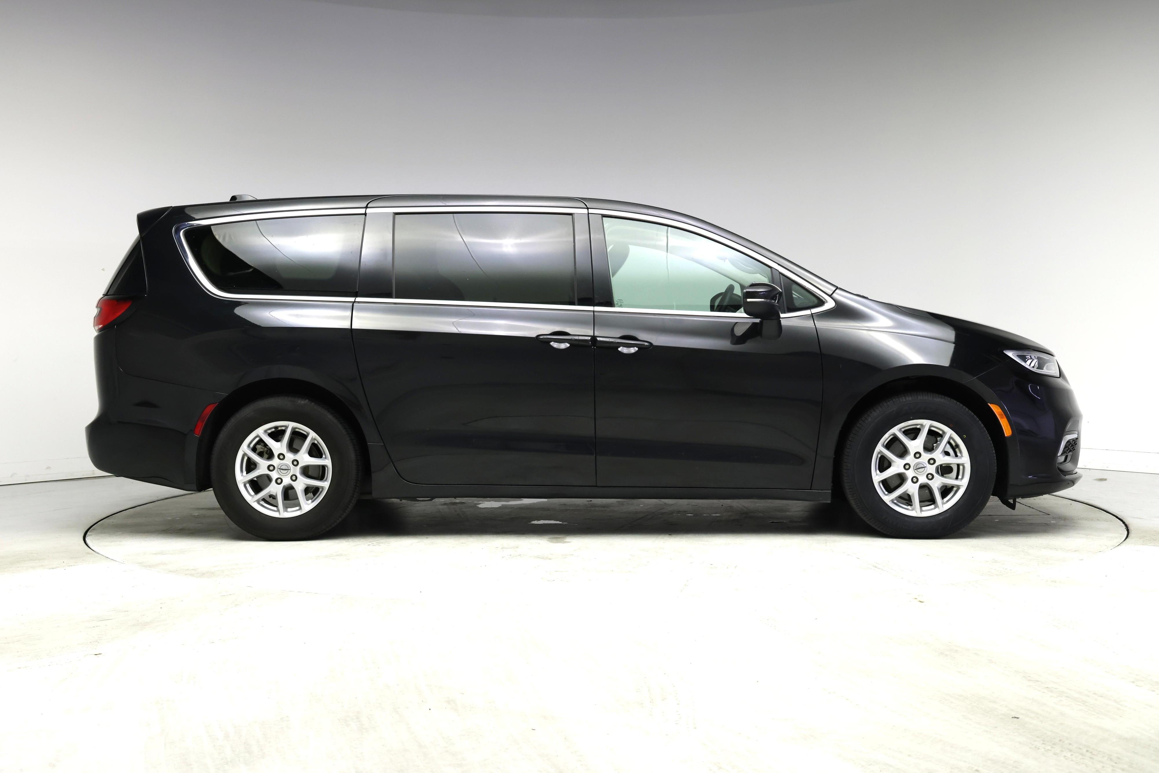 Thumbnail: 2023 Chrysler Pacifica - 7