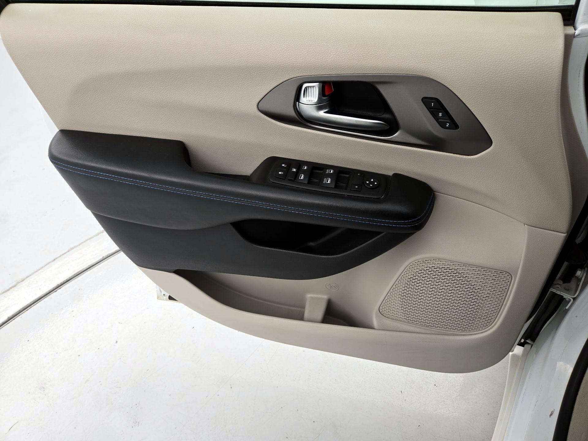 Thumbnail: 2021 Chrysler Pacifica - 12