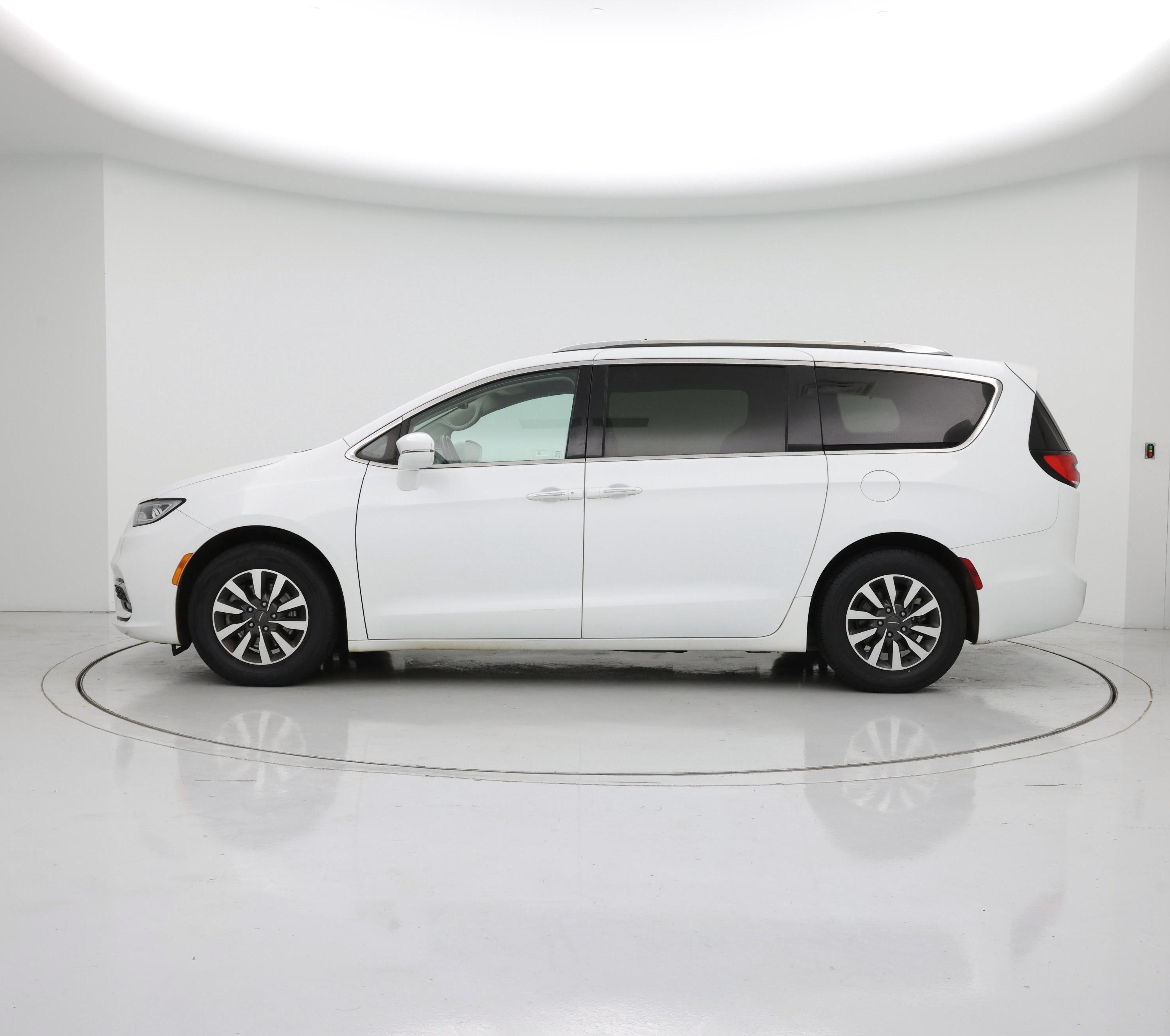 Thumbnail: 2021 Chrysler Pacifica - 3