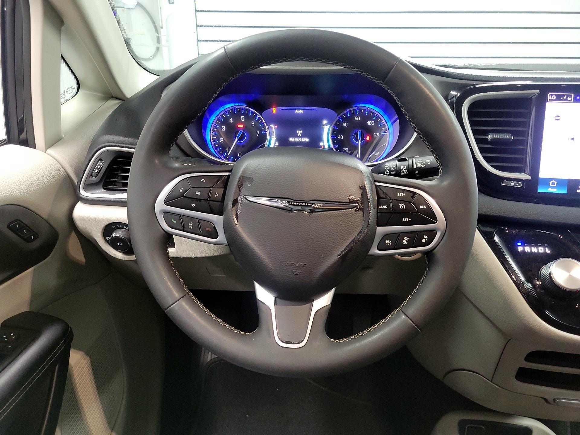 Thumbnail: 2023 Chrysler Pacifica - 10