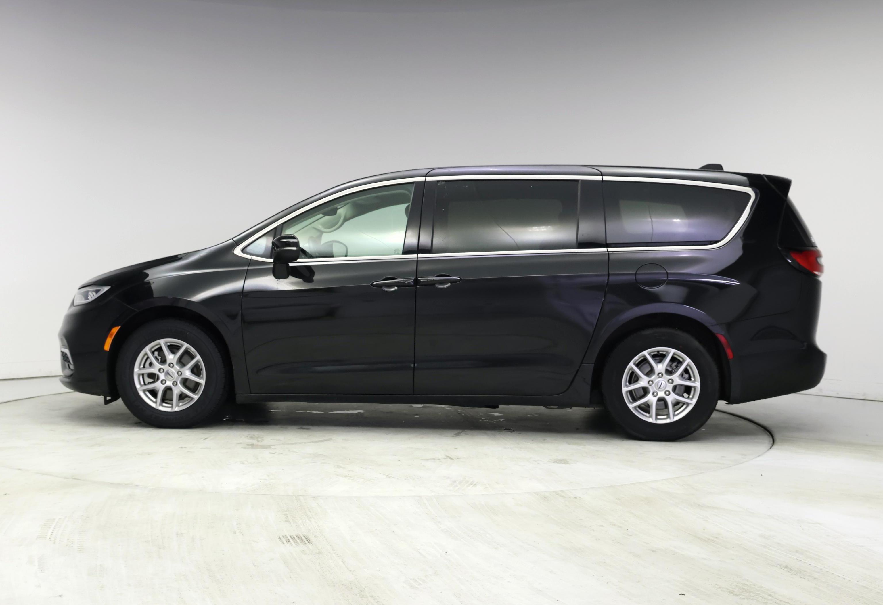 Thumbnail: 2023 Chrysler Pacifica - 3