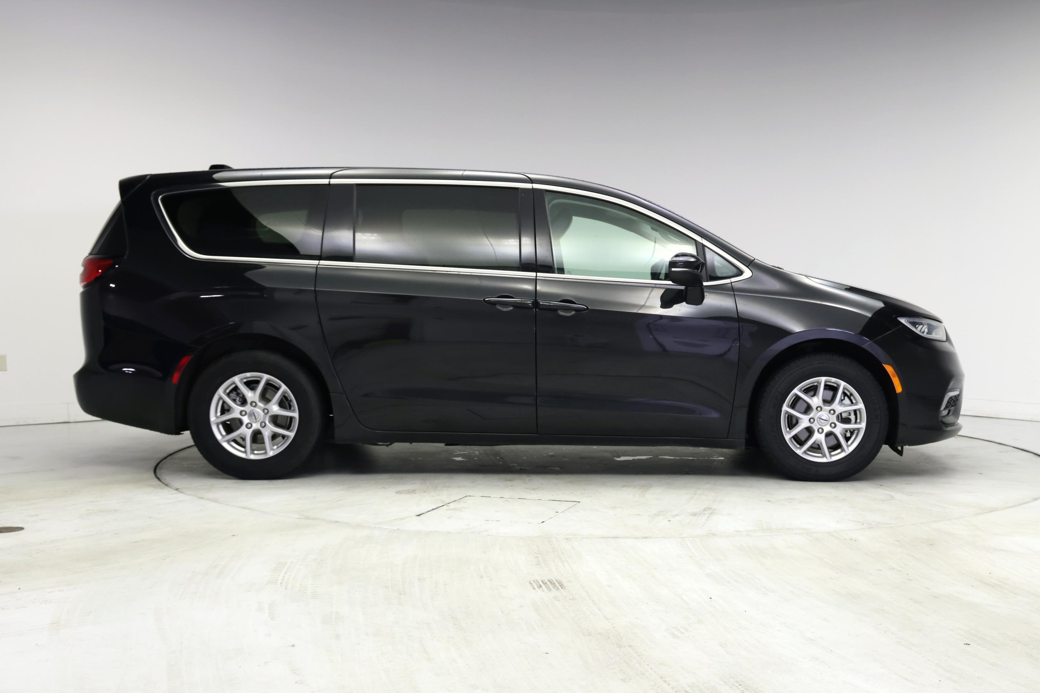 Thumbnail: 2023 Chrysler Pacifica - 7