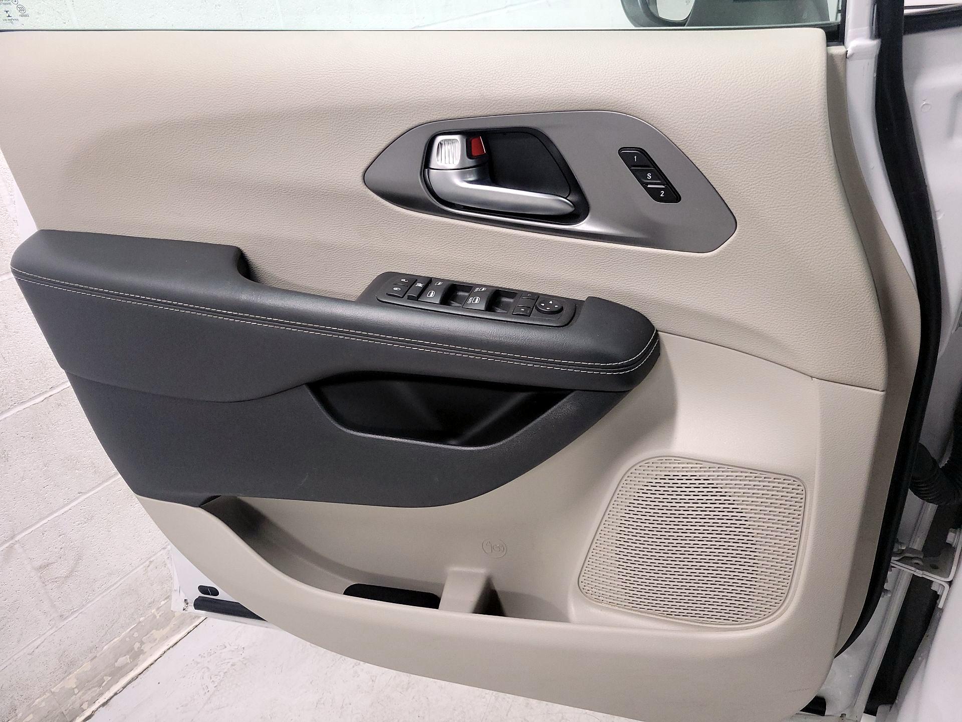 Thumbnail: 2023 Chrysler Pacifica - 12