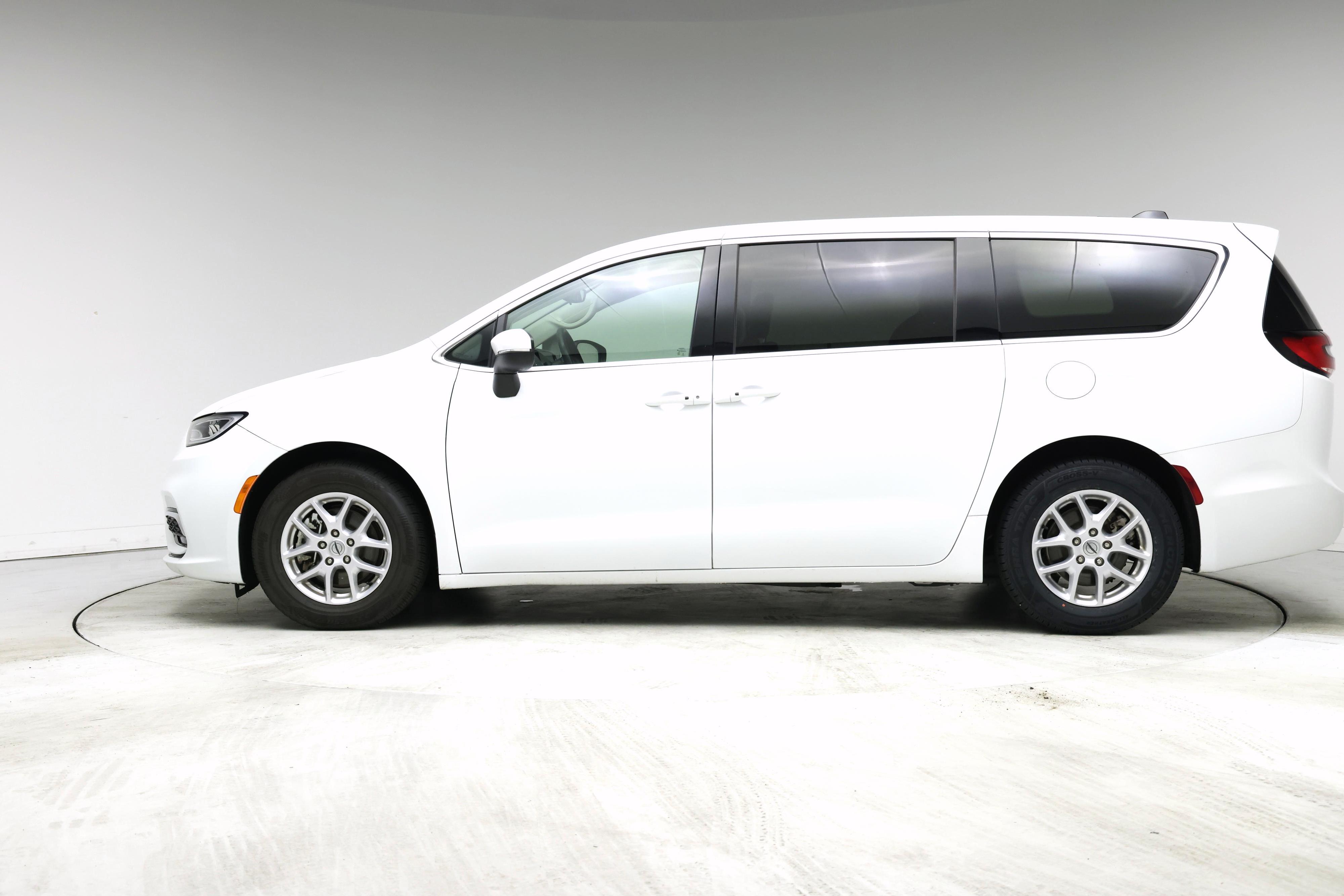 Thumbnail: 2023 Chrysler Pacifica - 3
