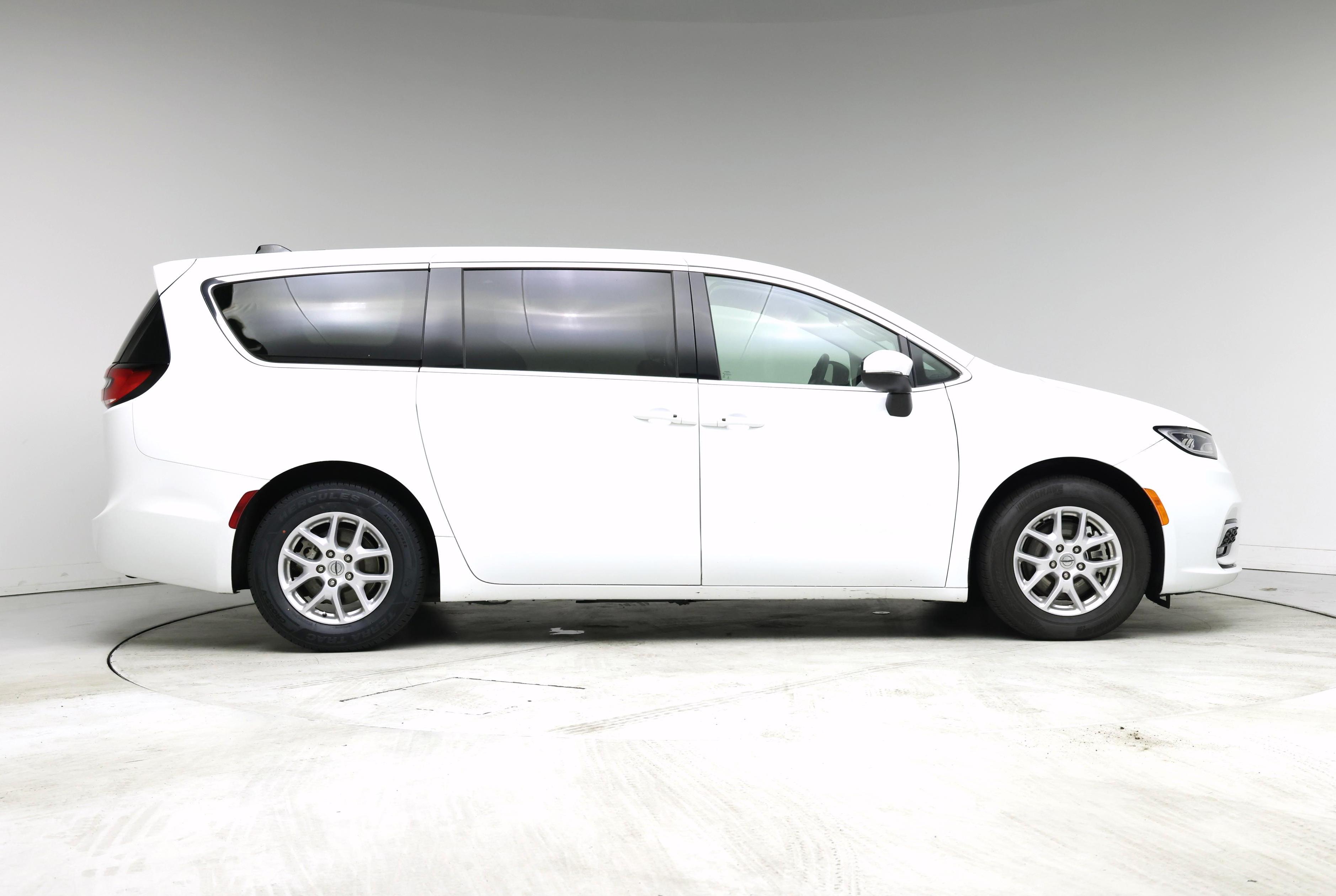 Thumbnail: 2023 Chrysler Pacifica - 7