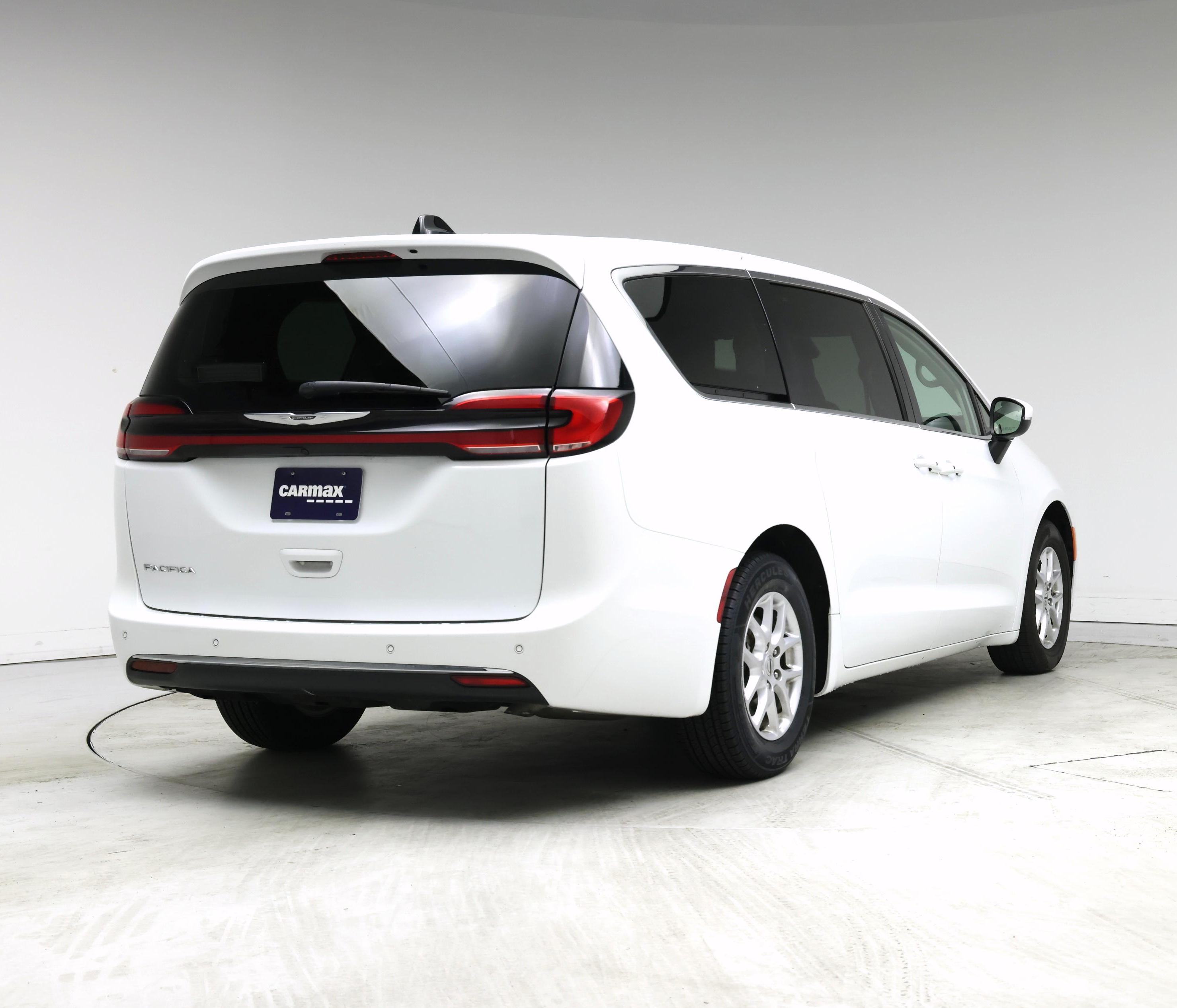 Thumbnail: 2023 Chrysler Pacifica - 8