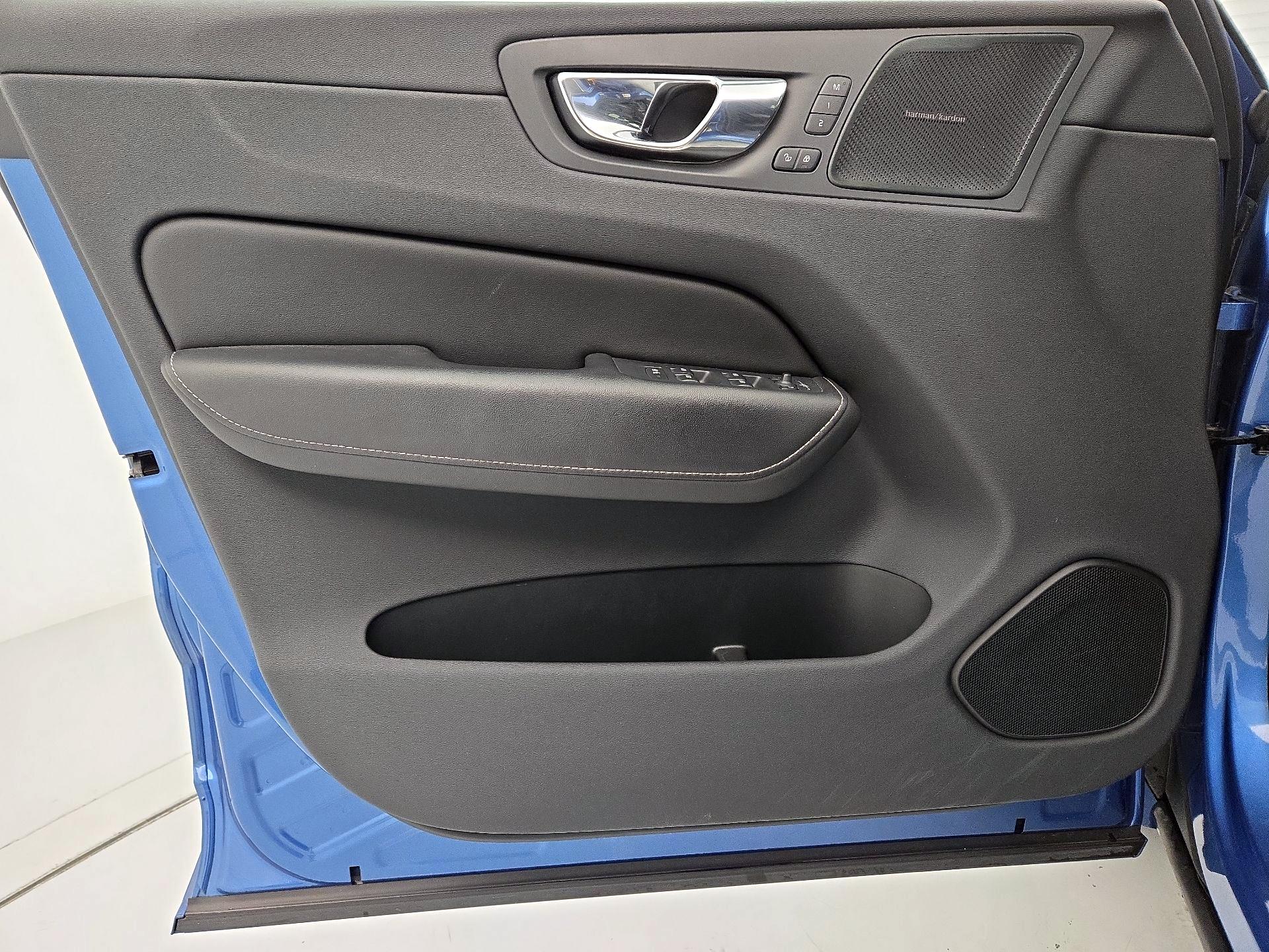 Thumbnail: 2019 Volvo XC60 - 12