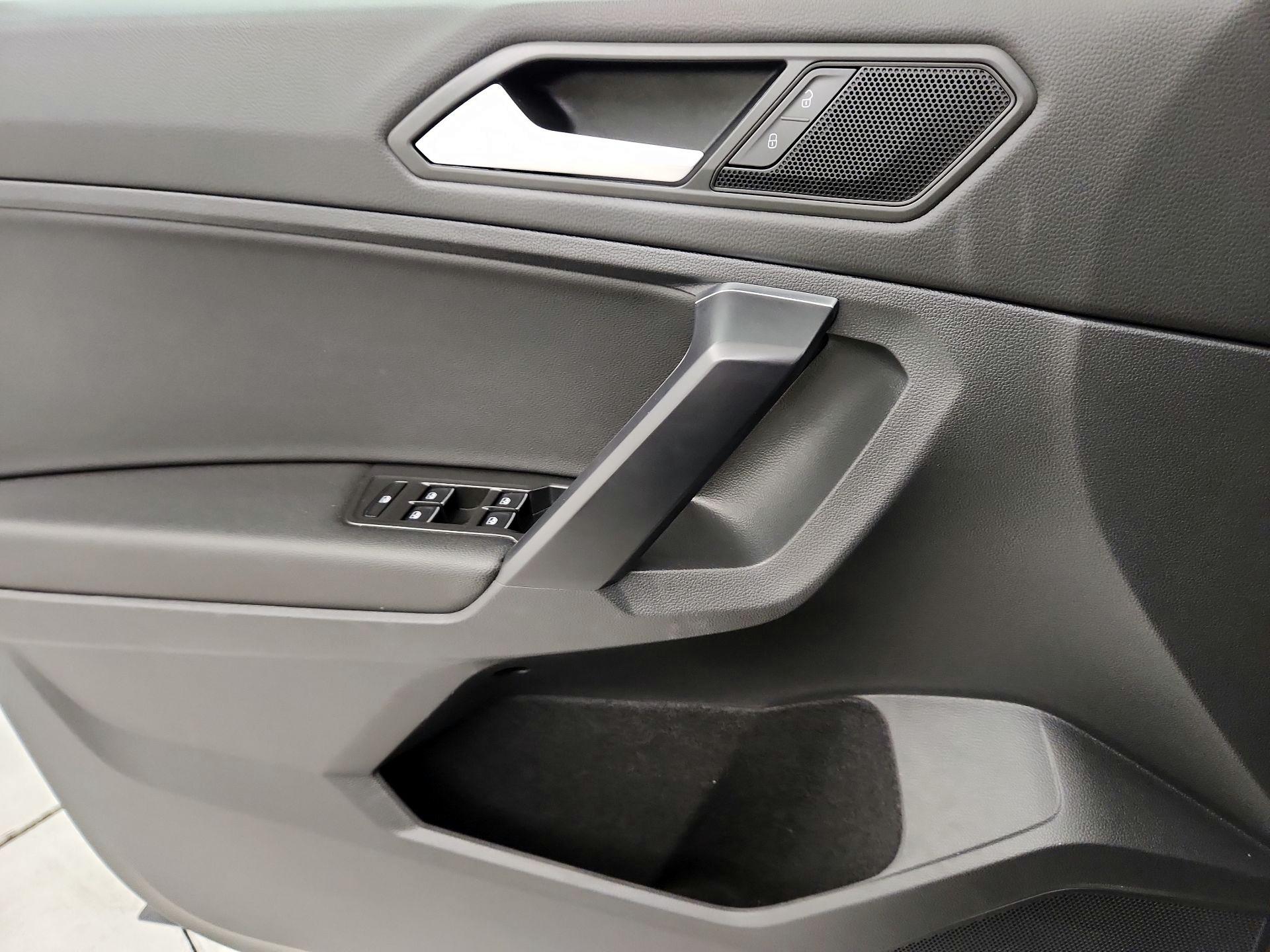 Thumbnail: 2021 Volkswagen Tiguan - 10
