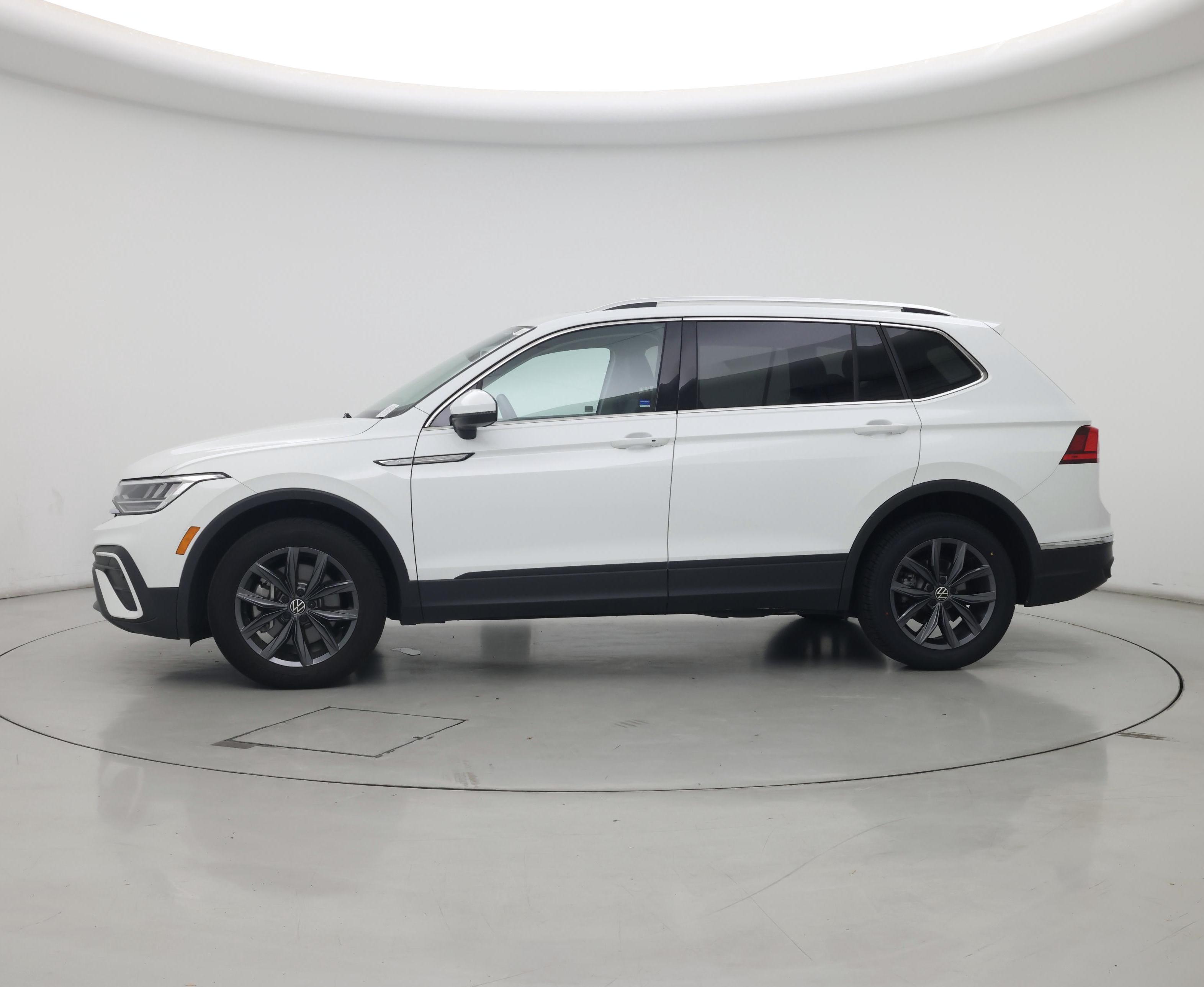 Thumbnail: 2022 Volkswagen Tiguan - 3