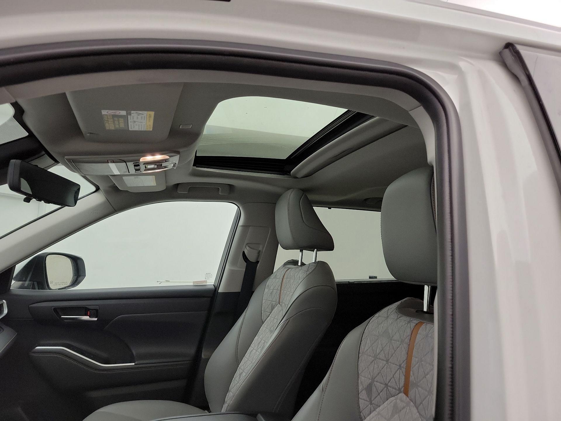Thumbnail: 2022 Toyota Highlander - 19