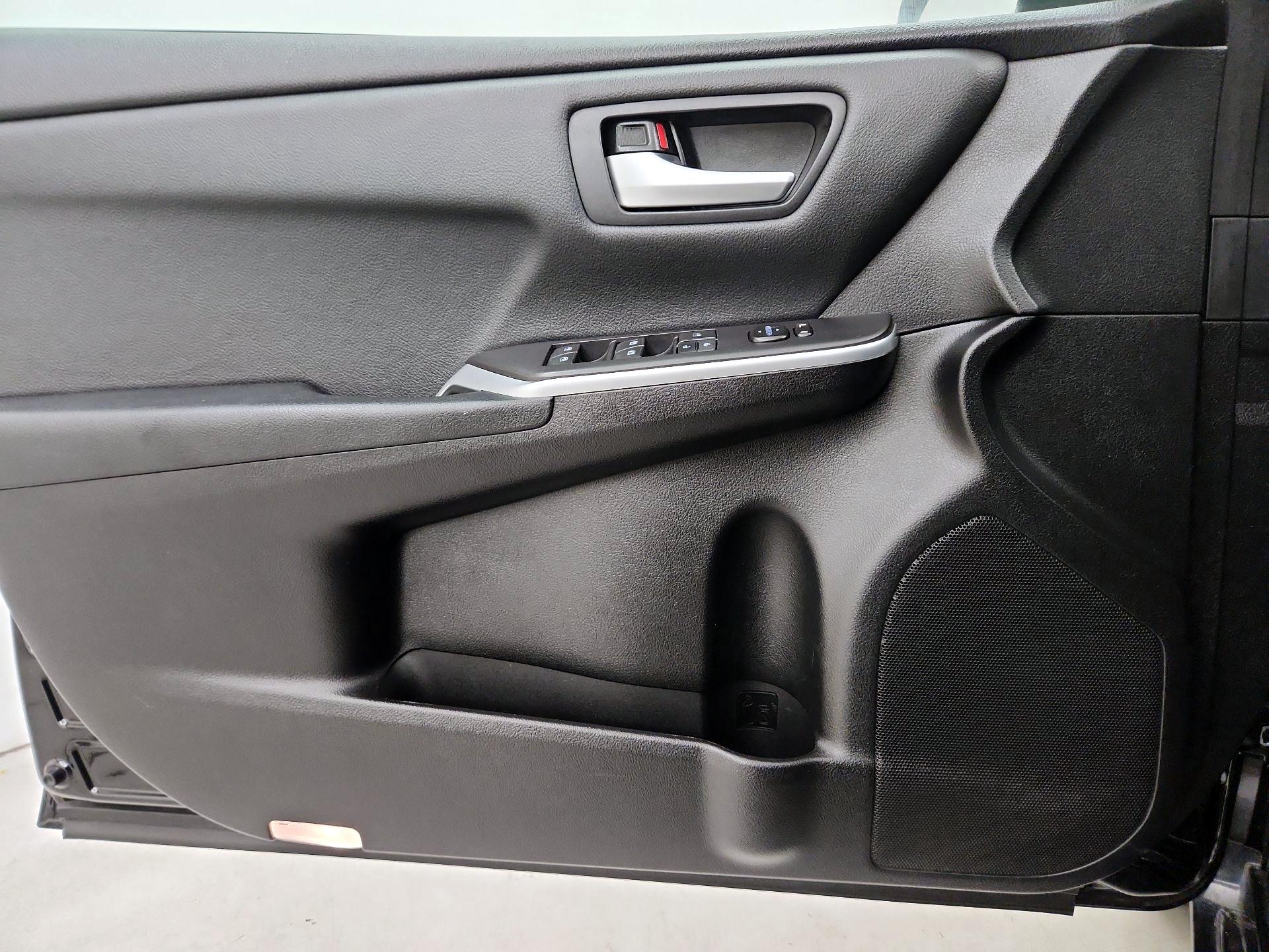 Thumbnail: 2016 Toyota Camry - 12