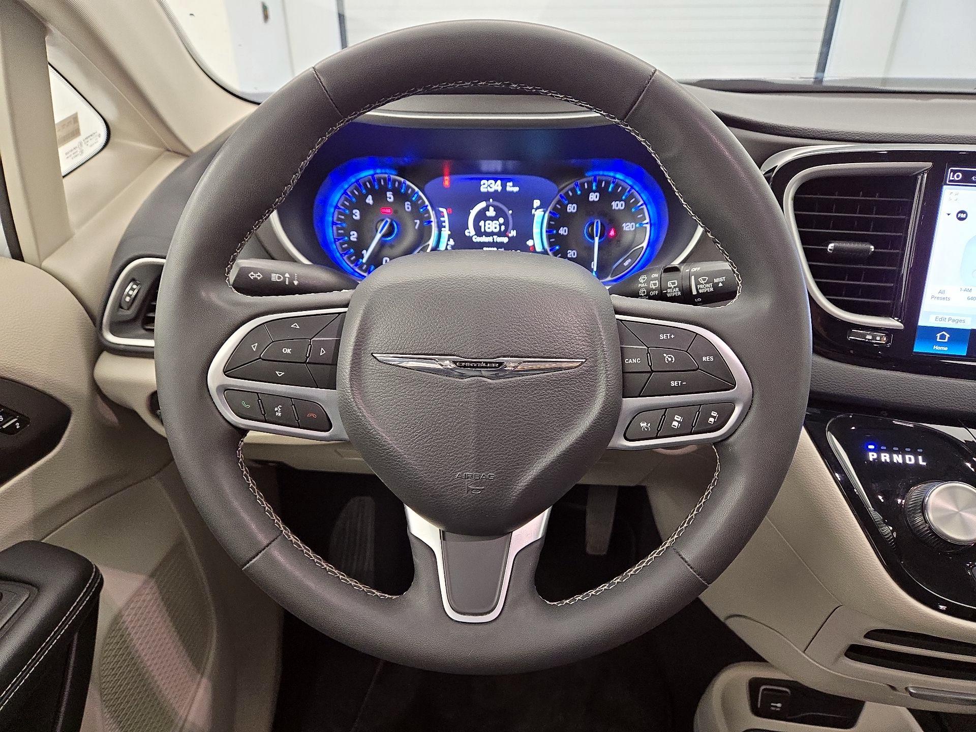 Thumbnail: 2023 Chrysler Pacifica - 10