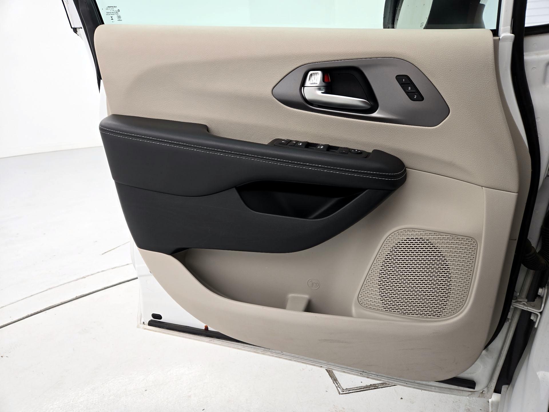 Thumbnail: 2023 Chrysler Pacifica - 12
