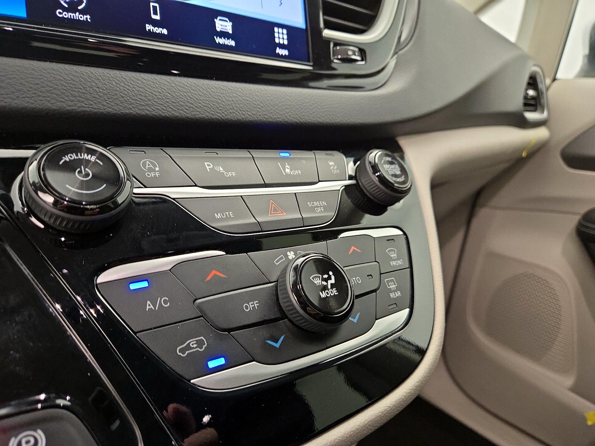 Thumbnail: 2023 Chrysler Pacifica - 16