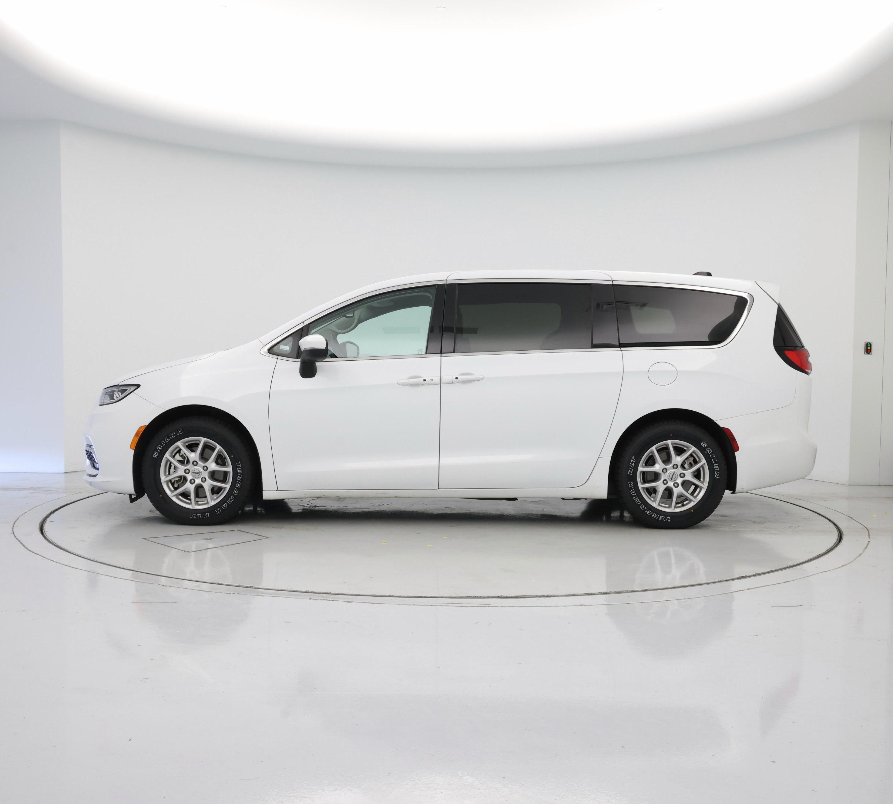 Thumbnail: 2023 Chrysler Pacifica - 3
