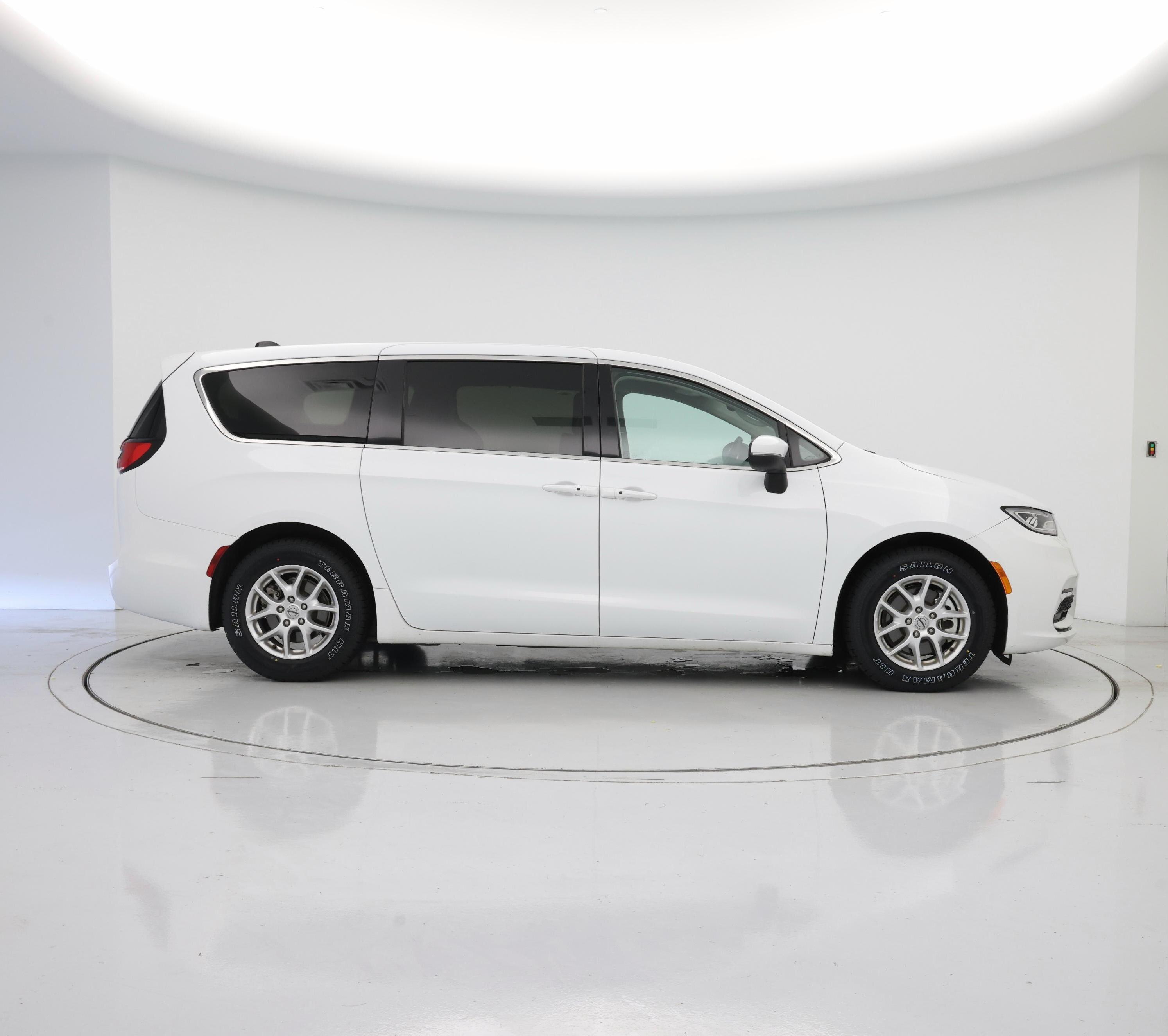 Thumbnail: 2023 Chrysler Pacifica - 7