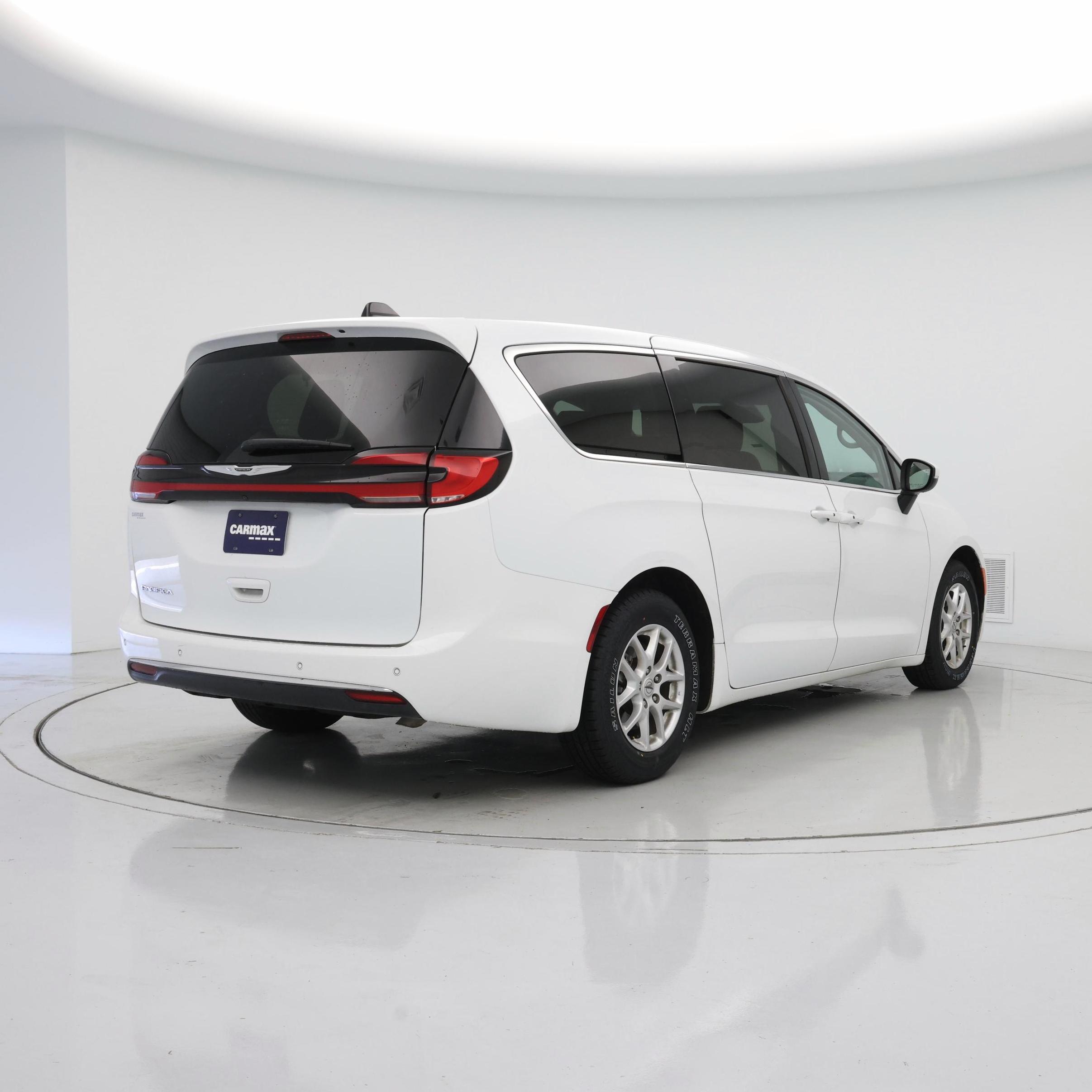 Thumbnail: 2023 Chrysler Pacifica - 8