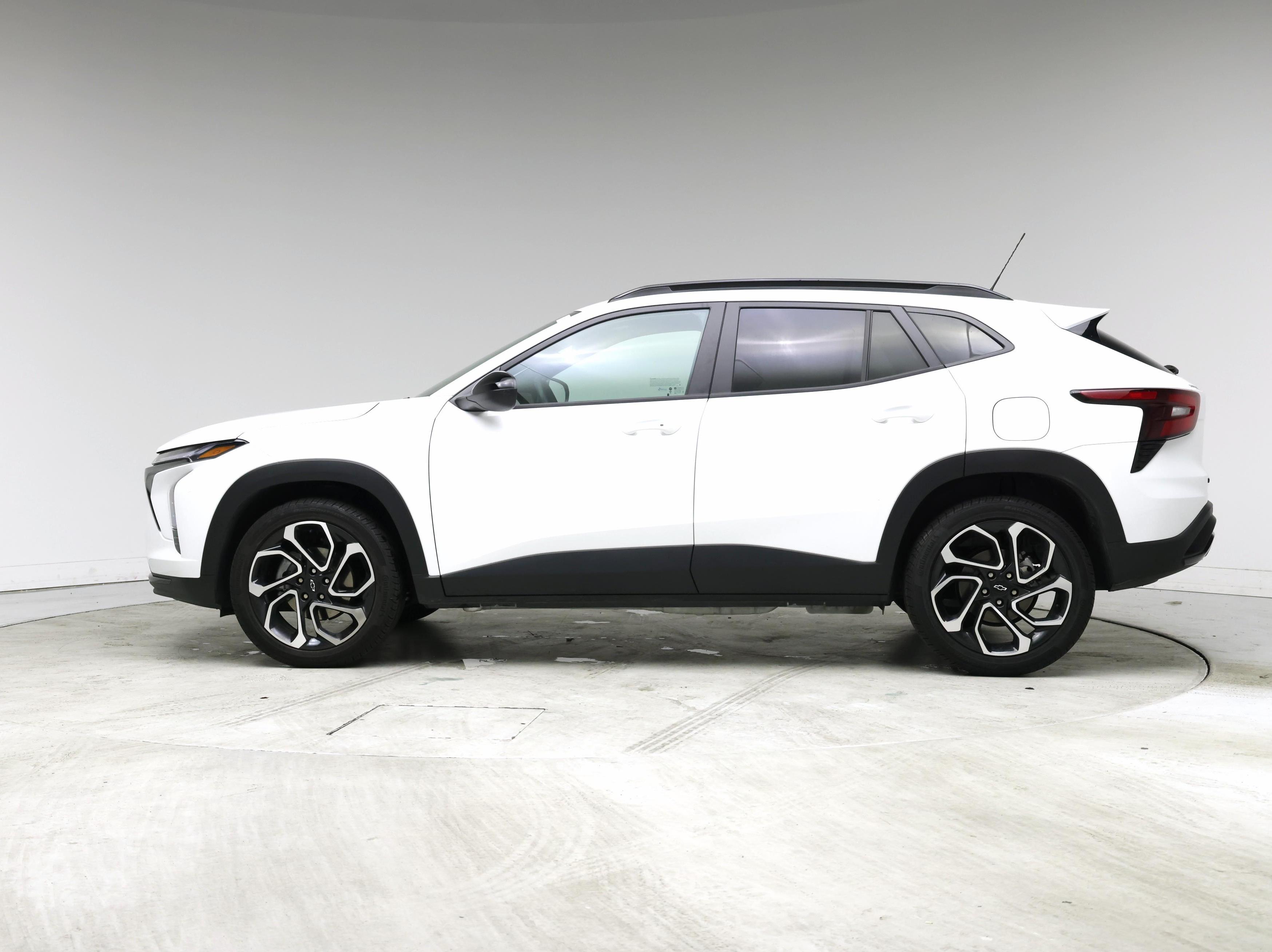 Thumbnail: 2025 Chevrolet Trax - 3