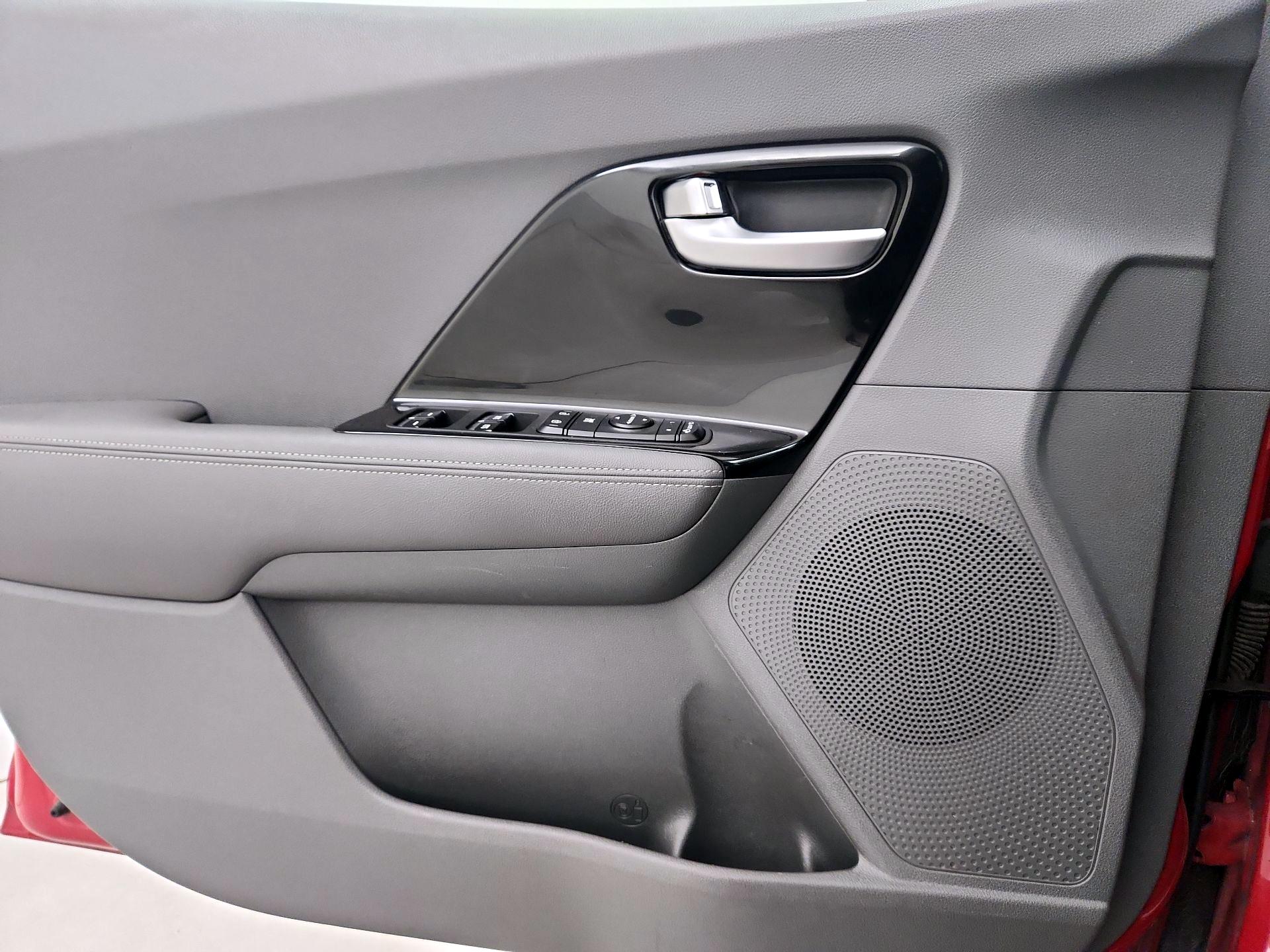 Thumbnail: 2017 Kia Niro - 12