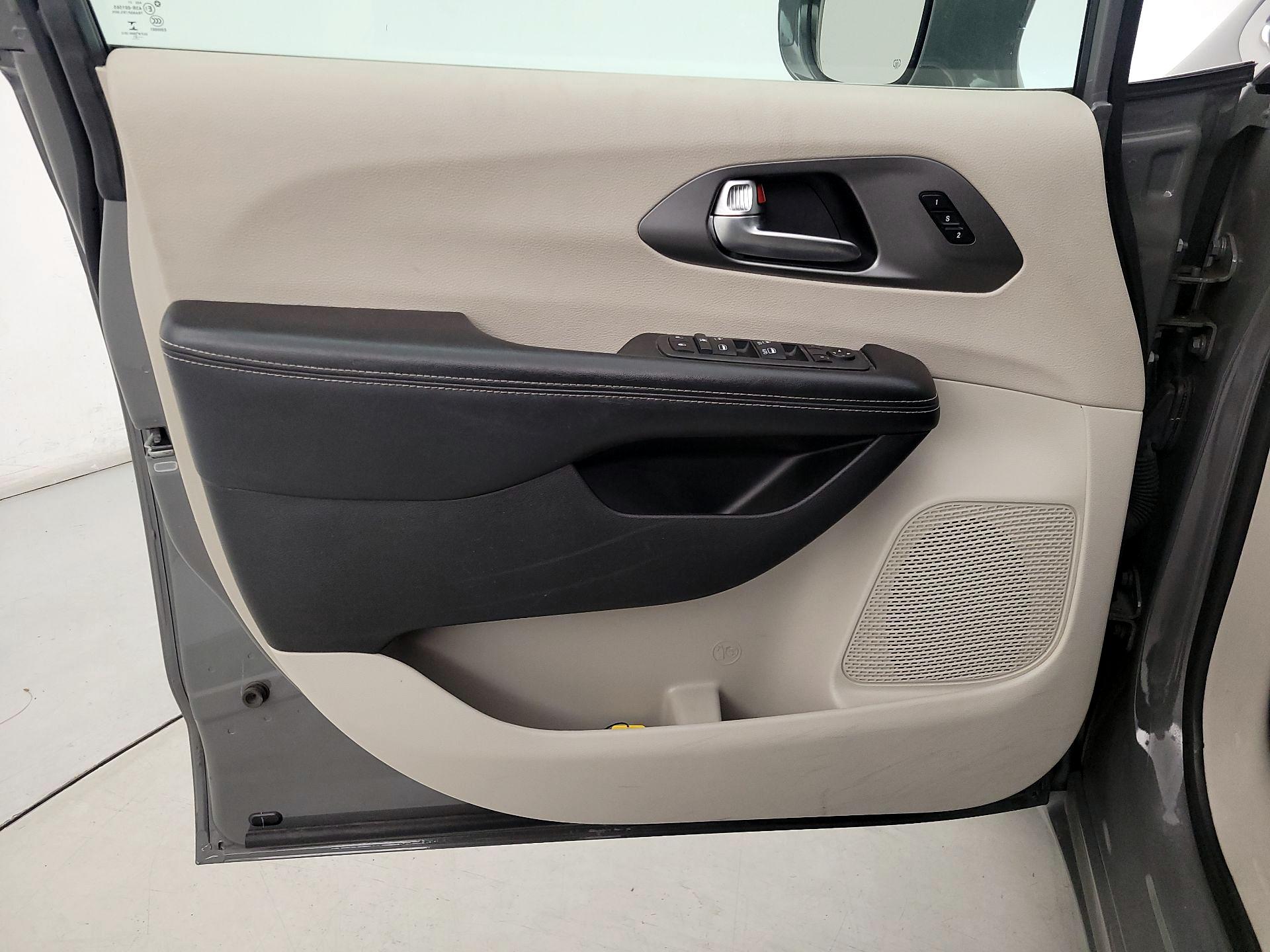 Thumbnail: 2022 Chrysler Pacifica - 12