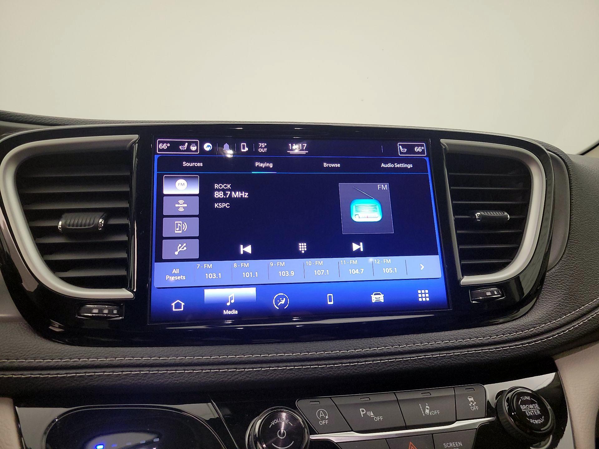 Thumbnail: 2022 Chrysler Pacifica - 15