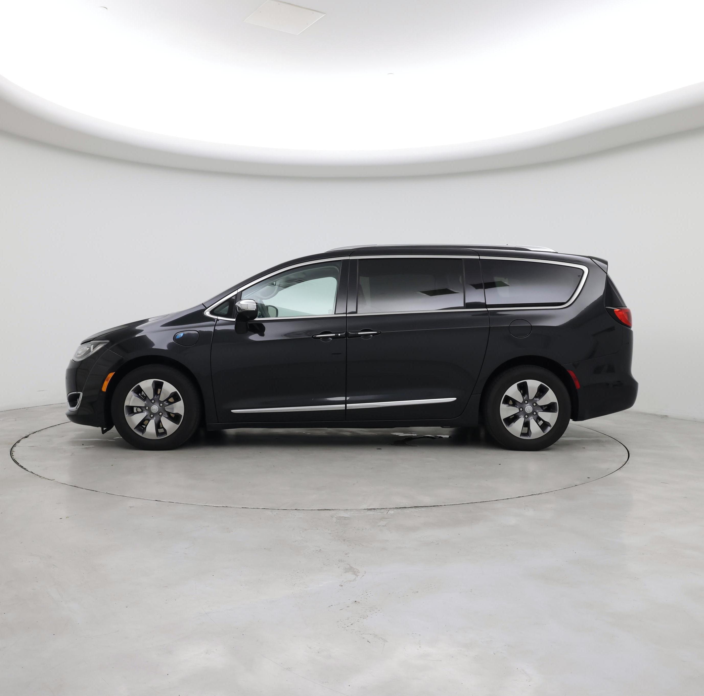 Thumbnail: 2018 Chrysler Pacifica - 3