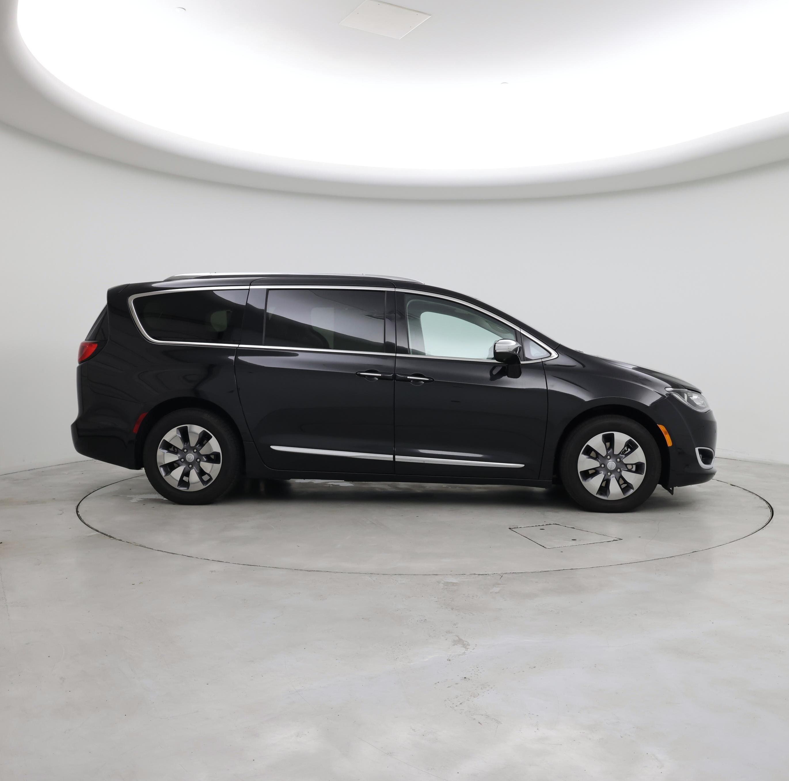 Thumbnail: 2018 Chrysler Pacifica - 7