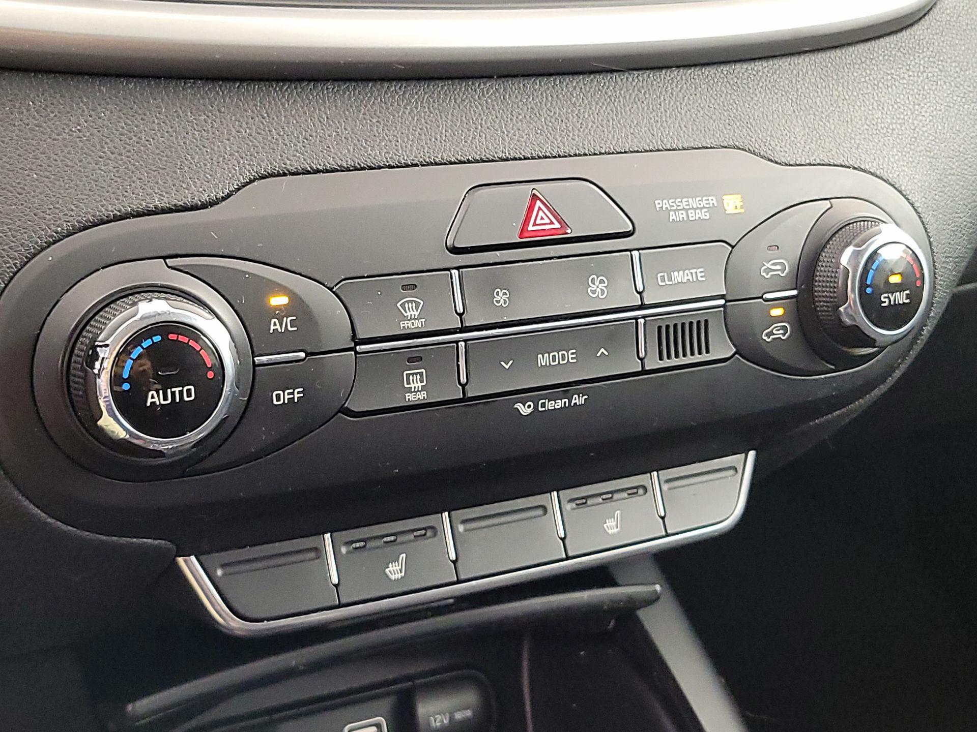 Thumbnail: 2017 Kia Sorento - 16