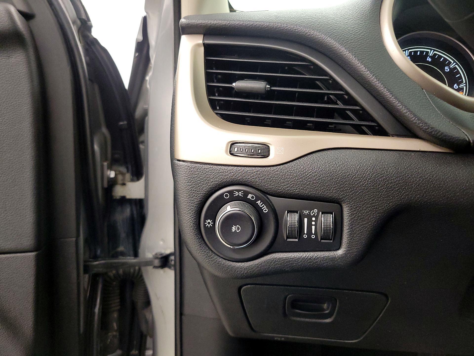 Thumbnail: 2015 Jeep Cherokee - 13