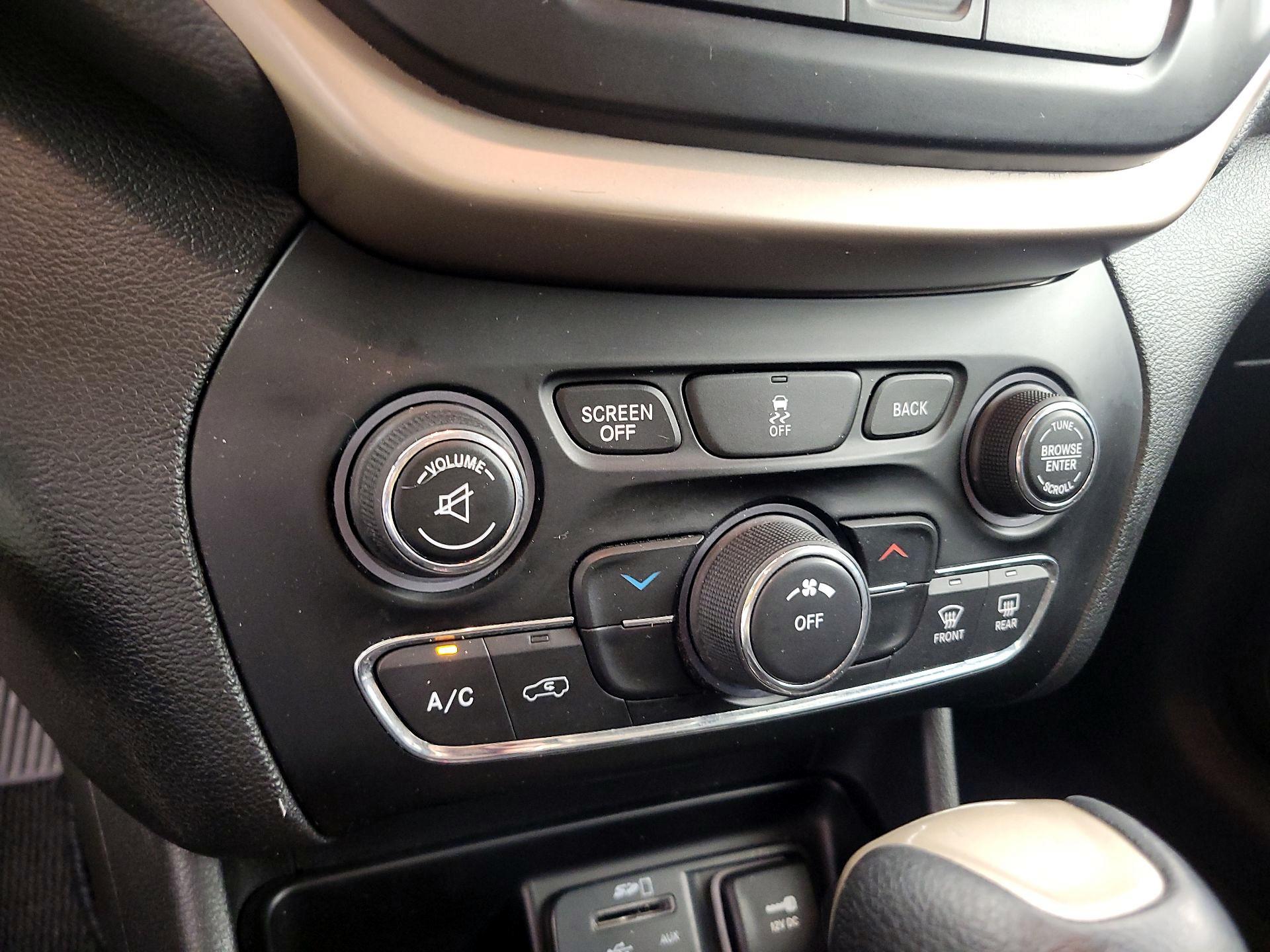 Thumbnail: 2015 Jeep Cherokee - 16