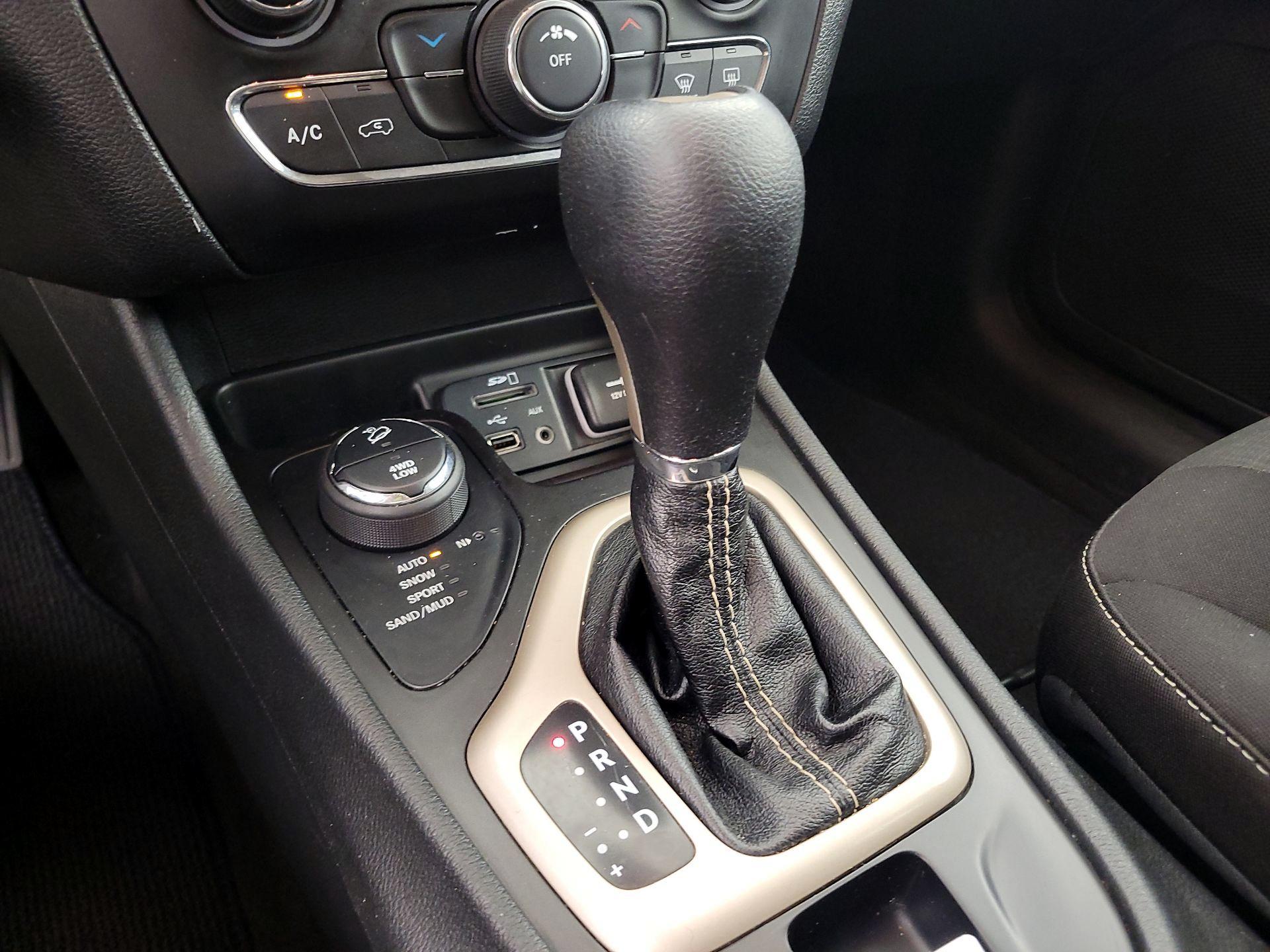 Thumbnail: 2015 Jeep Cherokee - 17