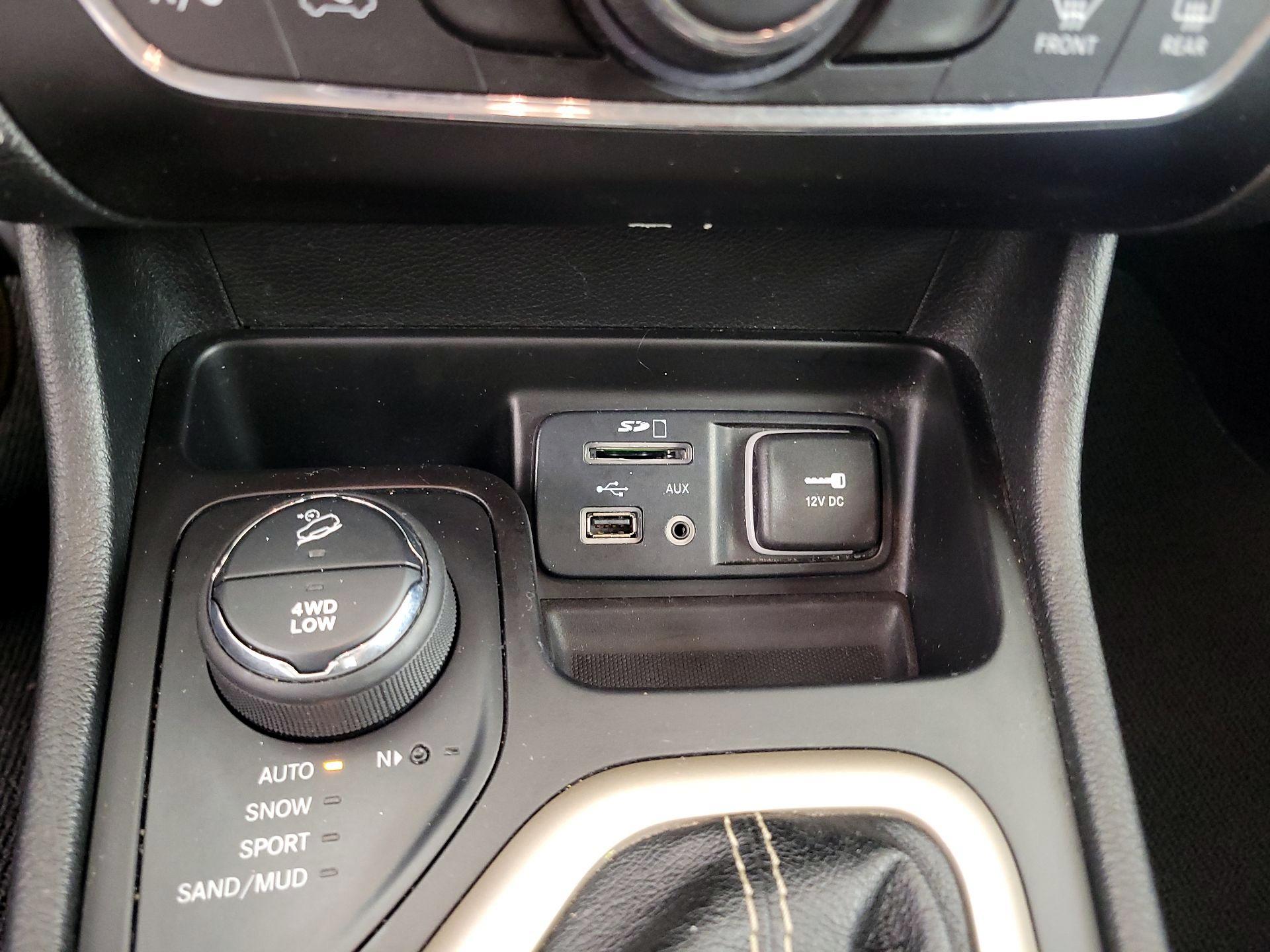 Thumbnail: 2015 Jeep Cherokee - 18