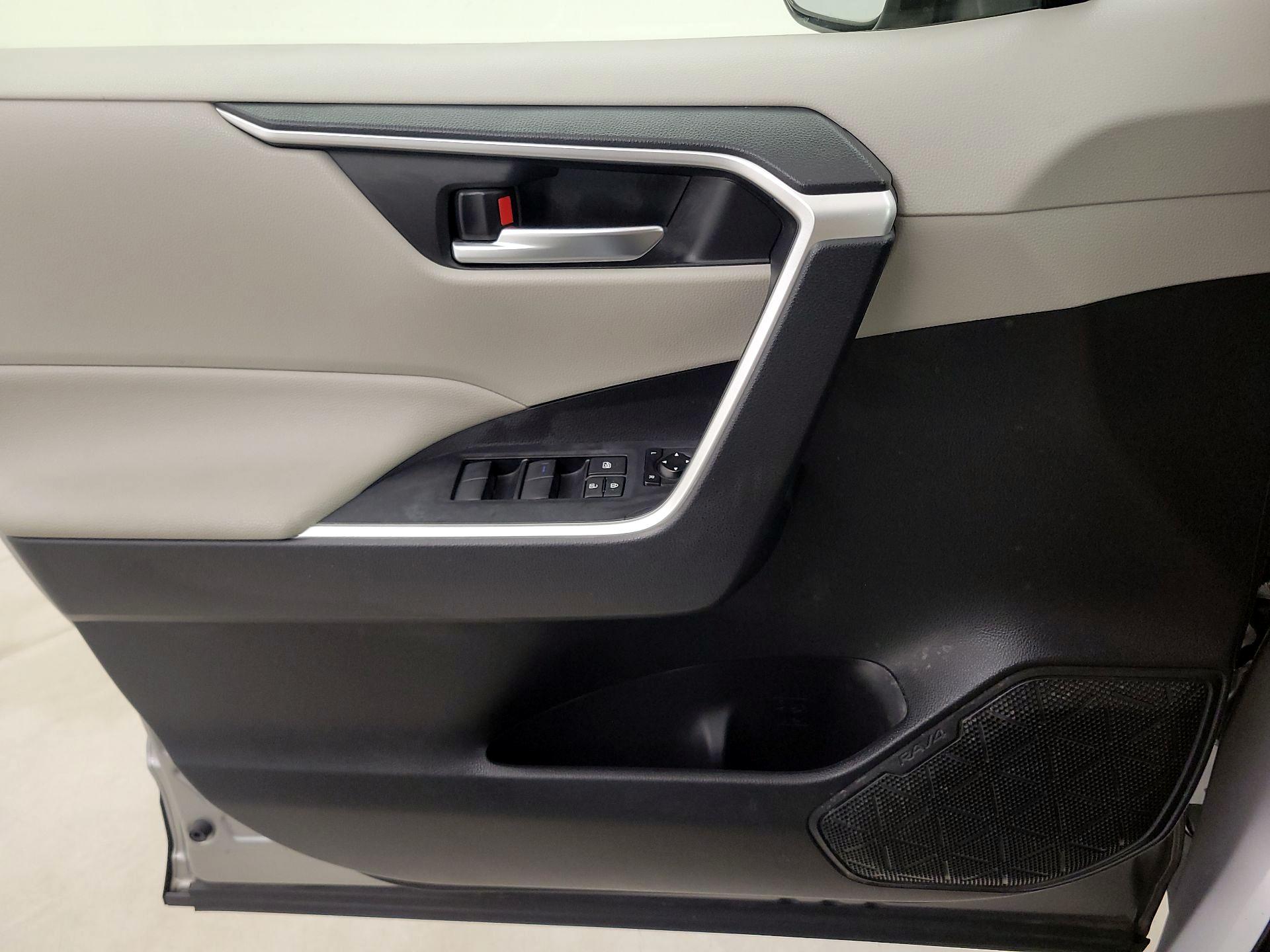 Thumbnail: 2020 Toyota RAV4 - 12