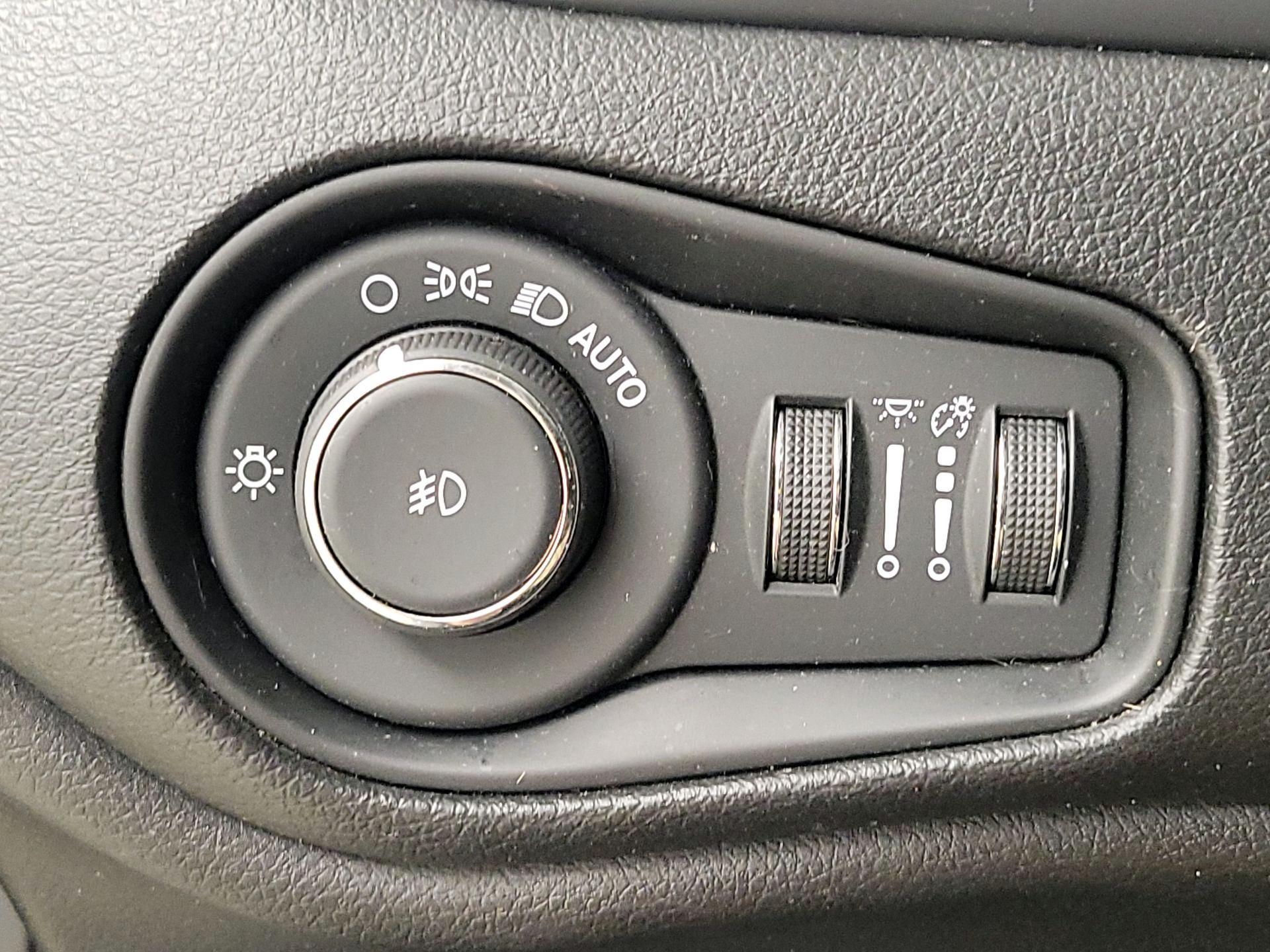Thumbnail: 2019 Jeep Renegade - 13
