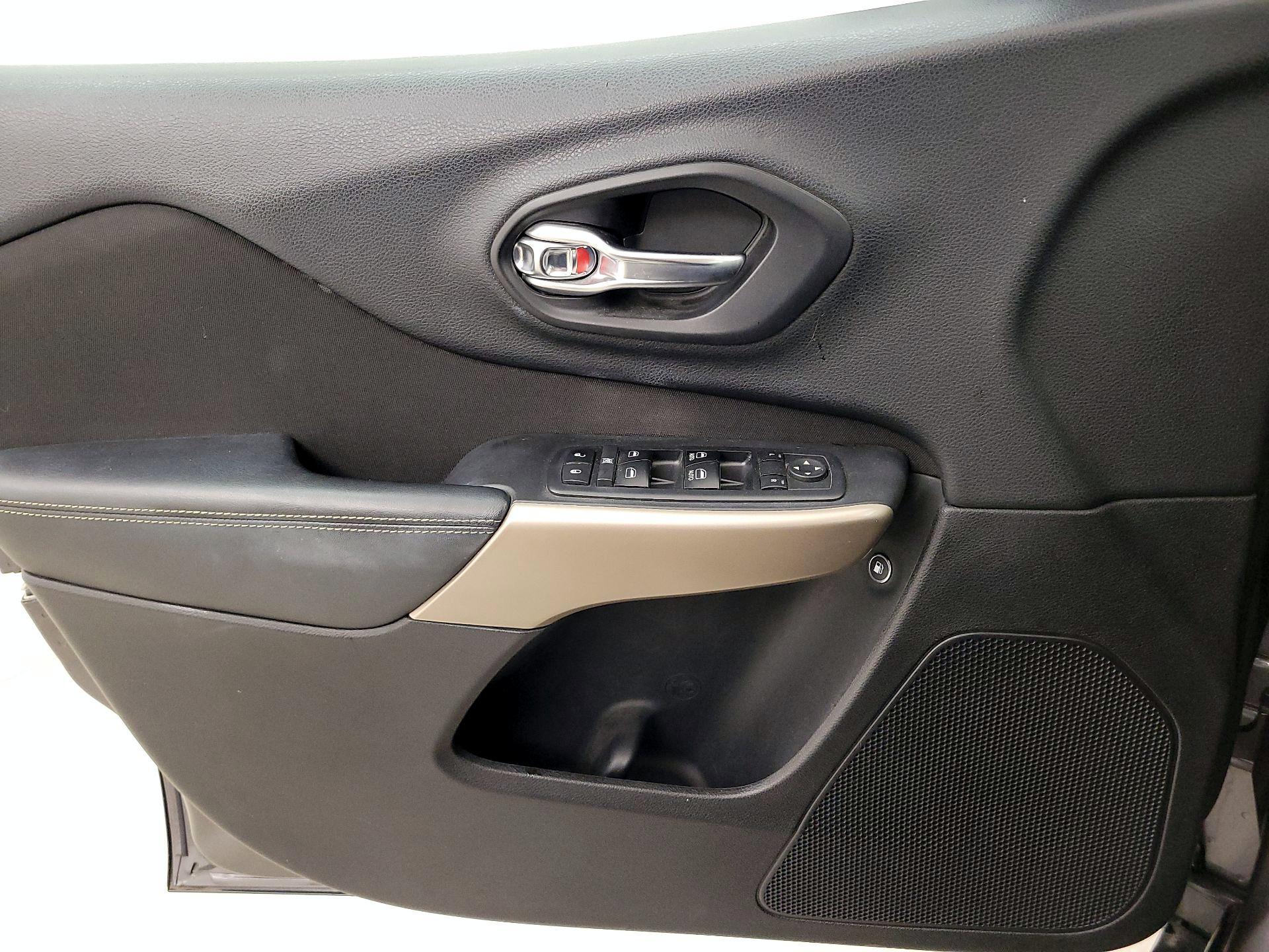 Thumbnail: 2018 Jeep Cherokee - 12